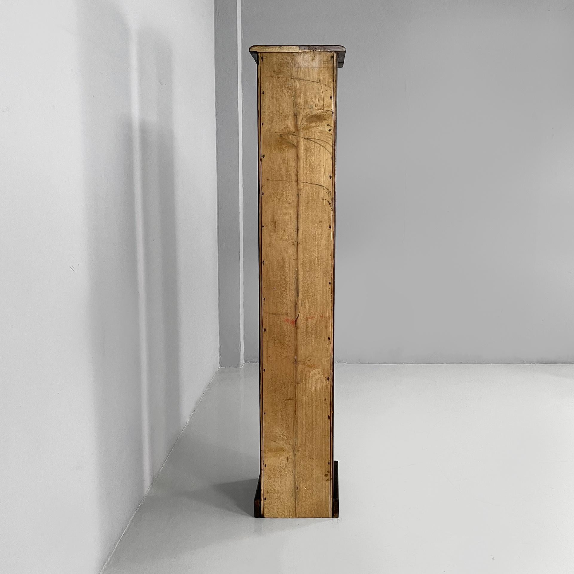 Italiano Cassettiera alta italiana in legno con maniglie in metallo, anni '30 in vendita
