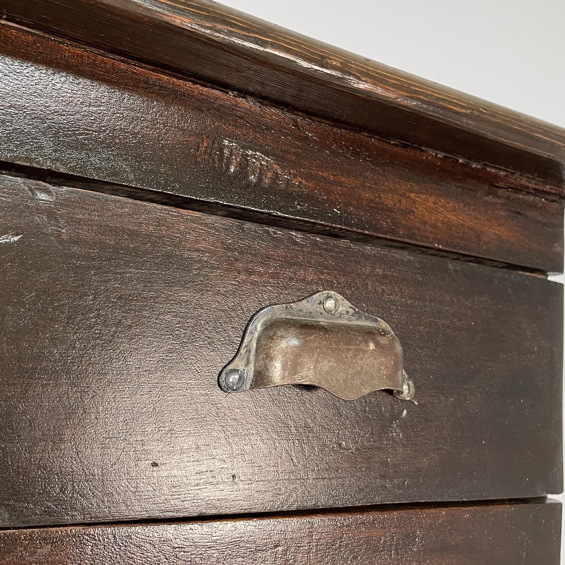 Cassettiera alta italiana in legno con maniglie in metallo, anni '30 In condizioni discrete in vendita a MIlano, IT