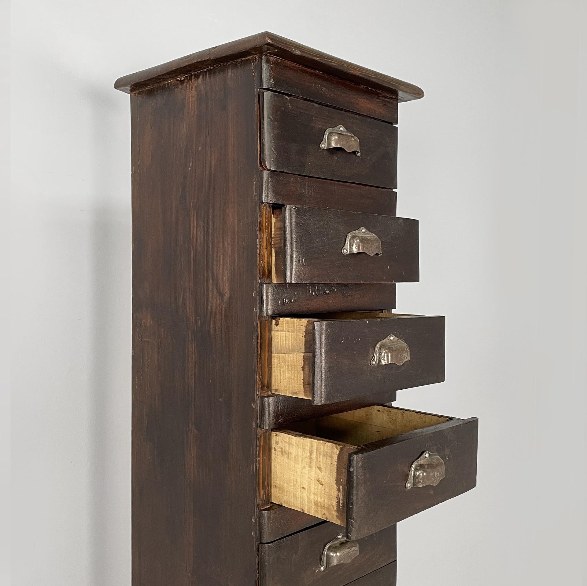 Metà XX secolo Cassettiera alta italiana in legno con maniglie in metallo, anni '30 in vendita
