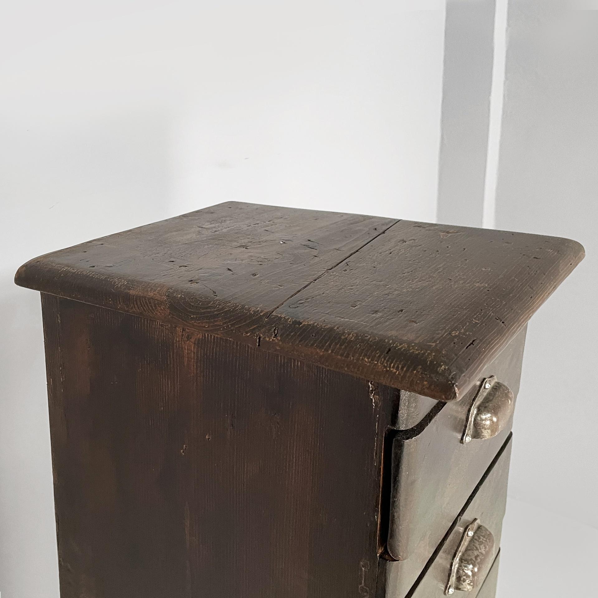 Metallo Cassettiera alta italiana in legno con maniglie in metallo, anni '30 in vendita