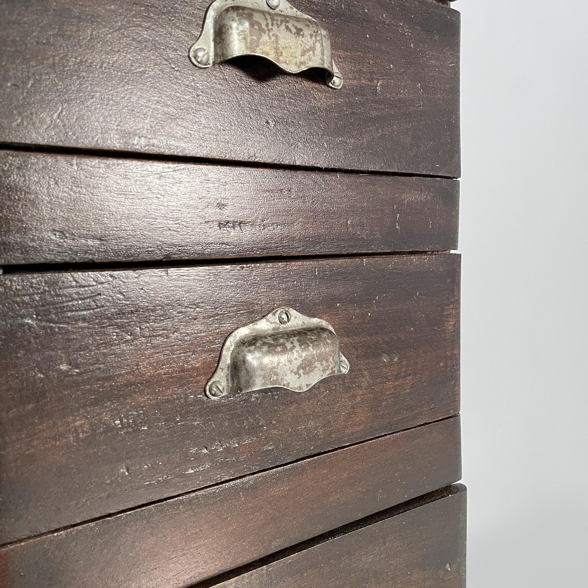 Cassettiera alta italiana in legno con maniglie in metallo, anni '30 in vendita 1
