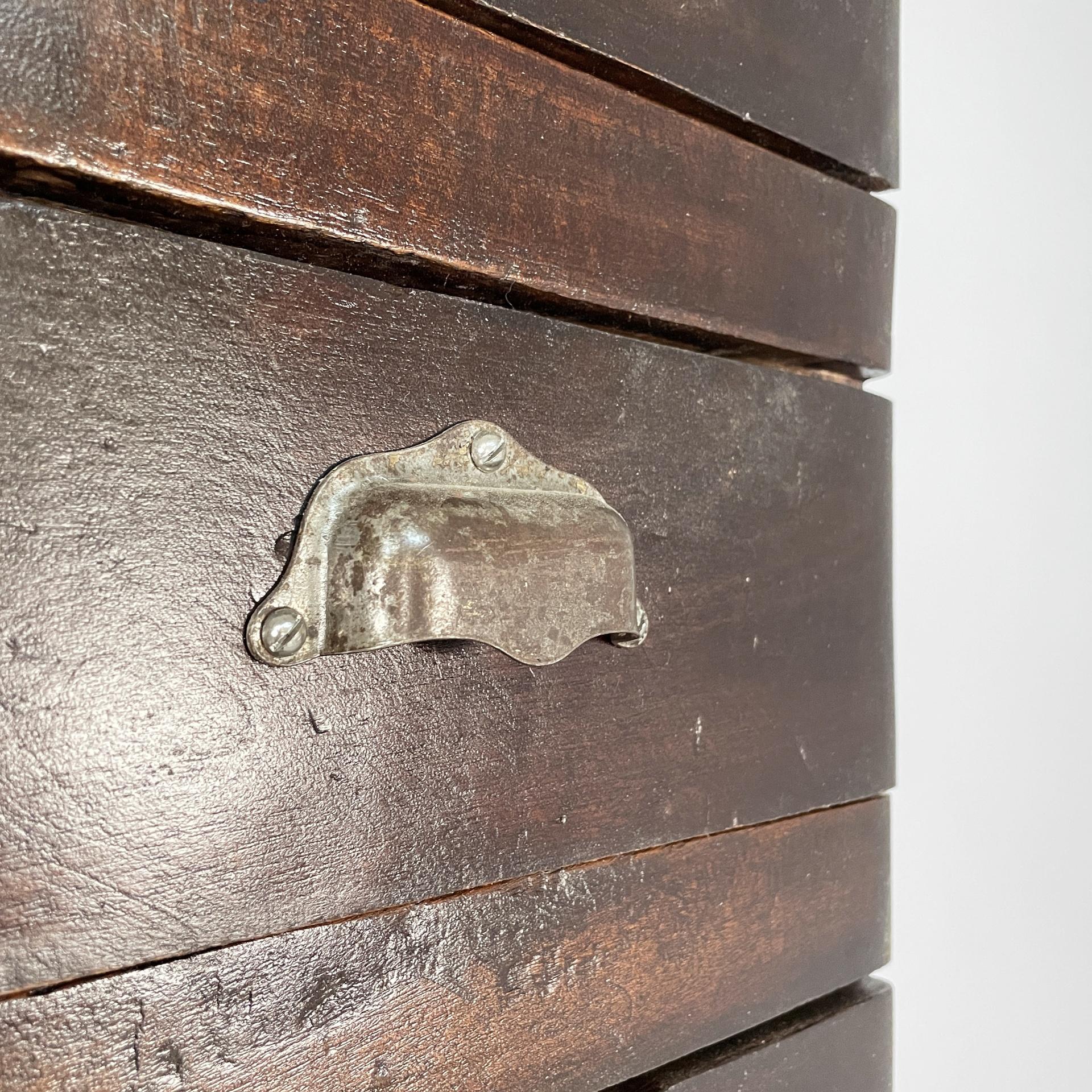 Cassettiera alta italiana in legno con maniglie in metallo, anni '30 in vendita 2