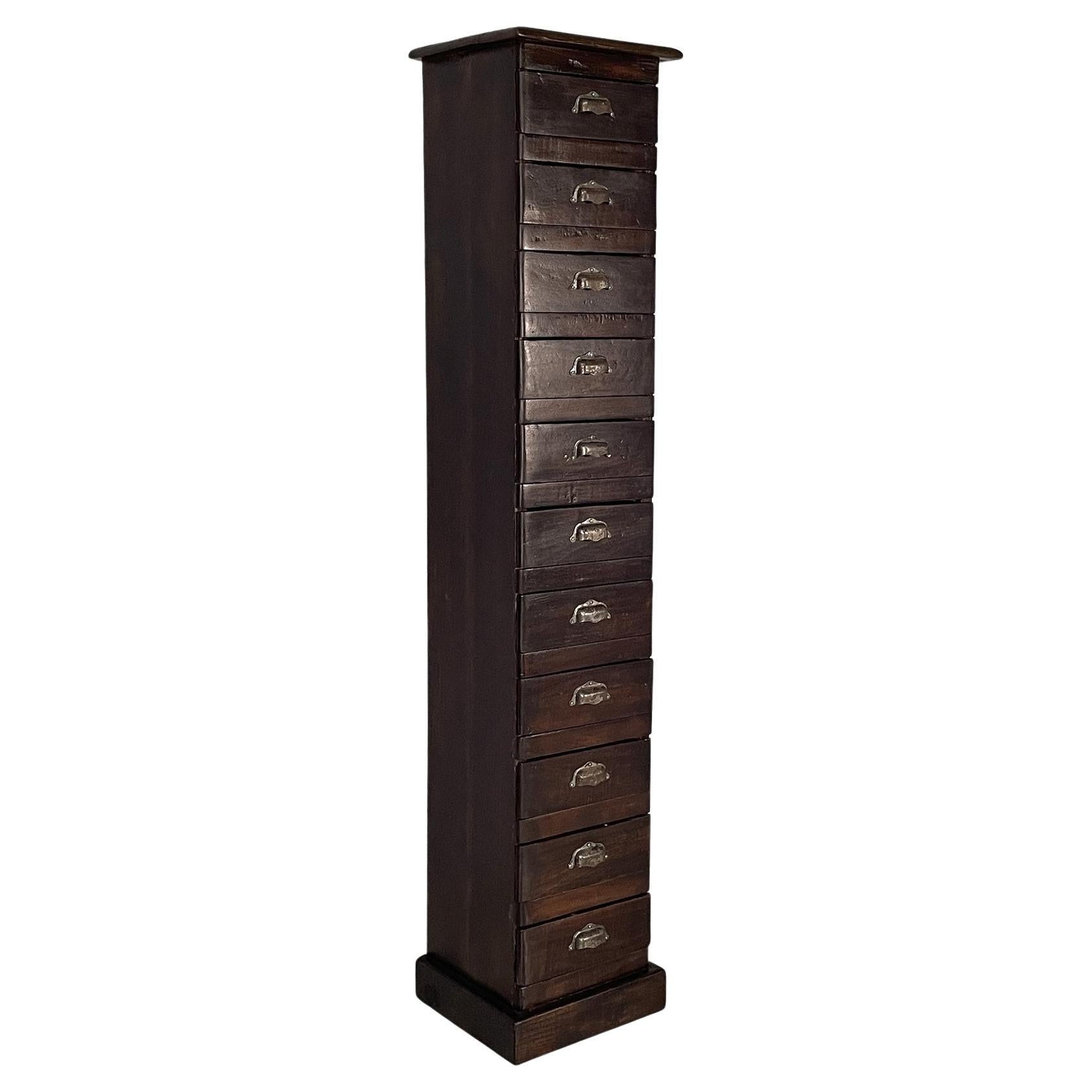 Cassettiera alta italiana in legno con maniglie in metallo, anni '30