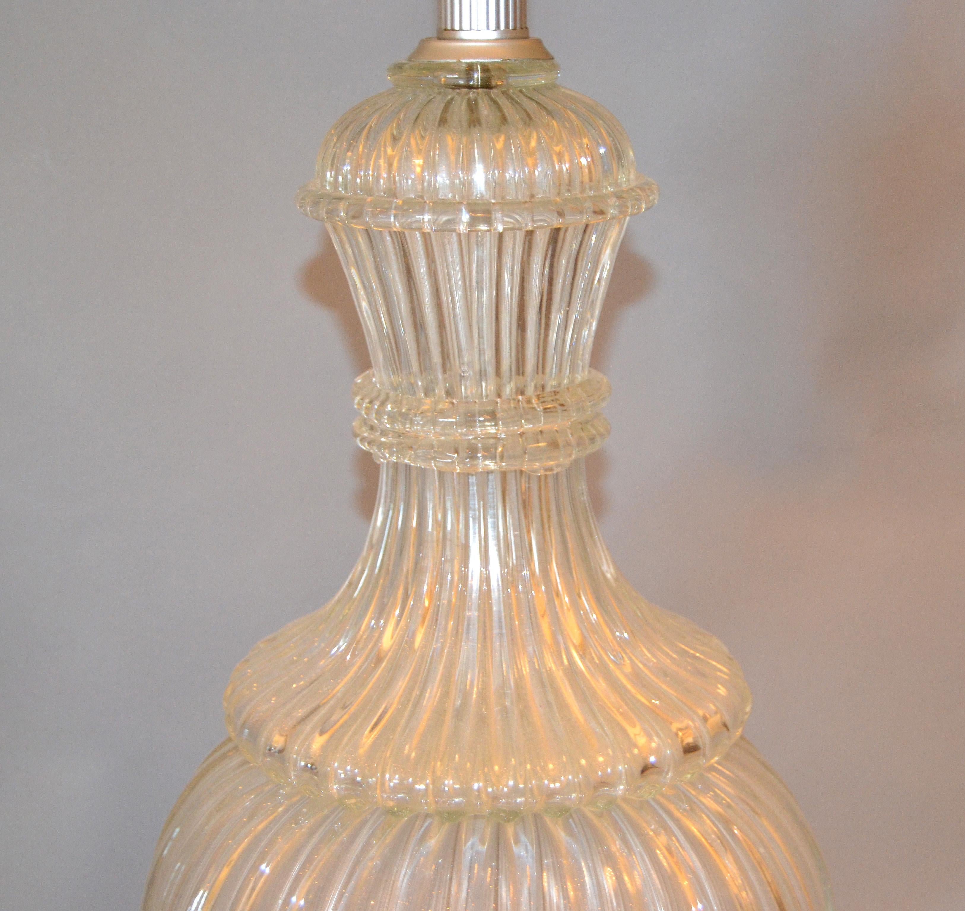 Italian Tall Clear Hand Blown Ribbed Murano Glass and Aluminum Neck Table Lamp For Sale 5