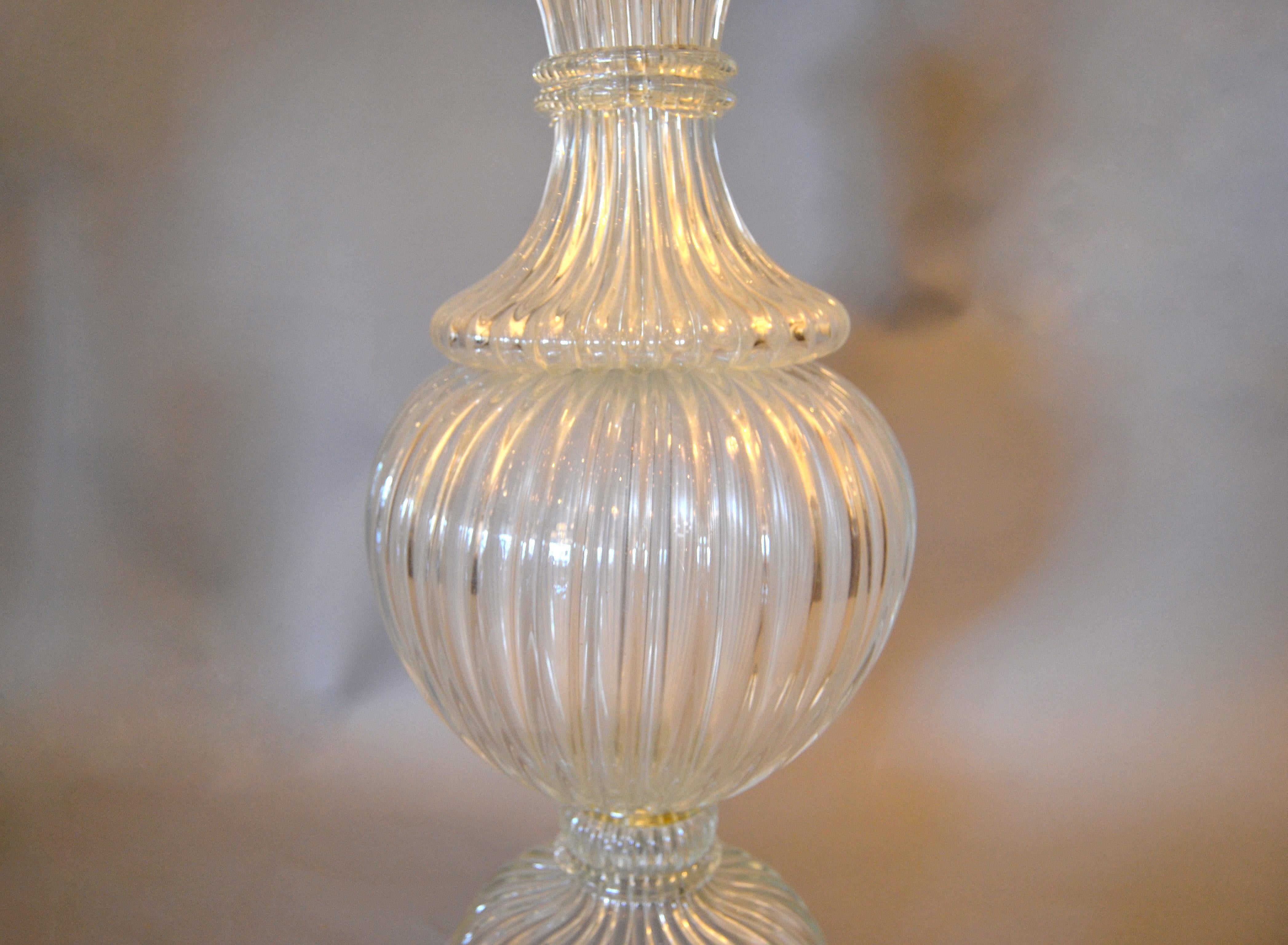 Late 20th Century Italian Tall Clear Hand Blown Ribbed Murano Glass and Aluminum Neck Table Lamp For Sale