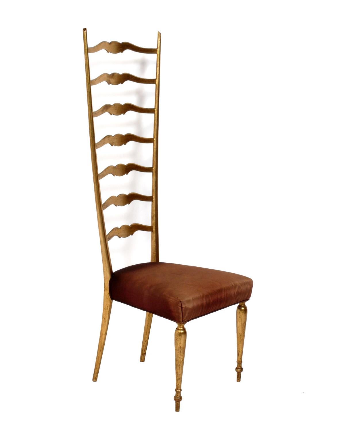 Grande chaise italienne à dossier en échelle, dorée, dans le style de Gio Ponti, non signée, Italie, vers les années 1950. Il mesure une hauteur impressionnante de 51,5 pouces. Le coussin est en train d'être retapissé et peut être complété dans
