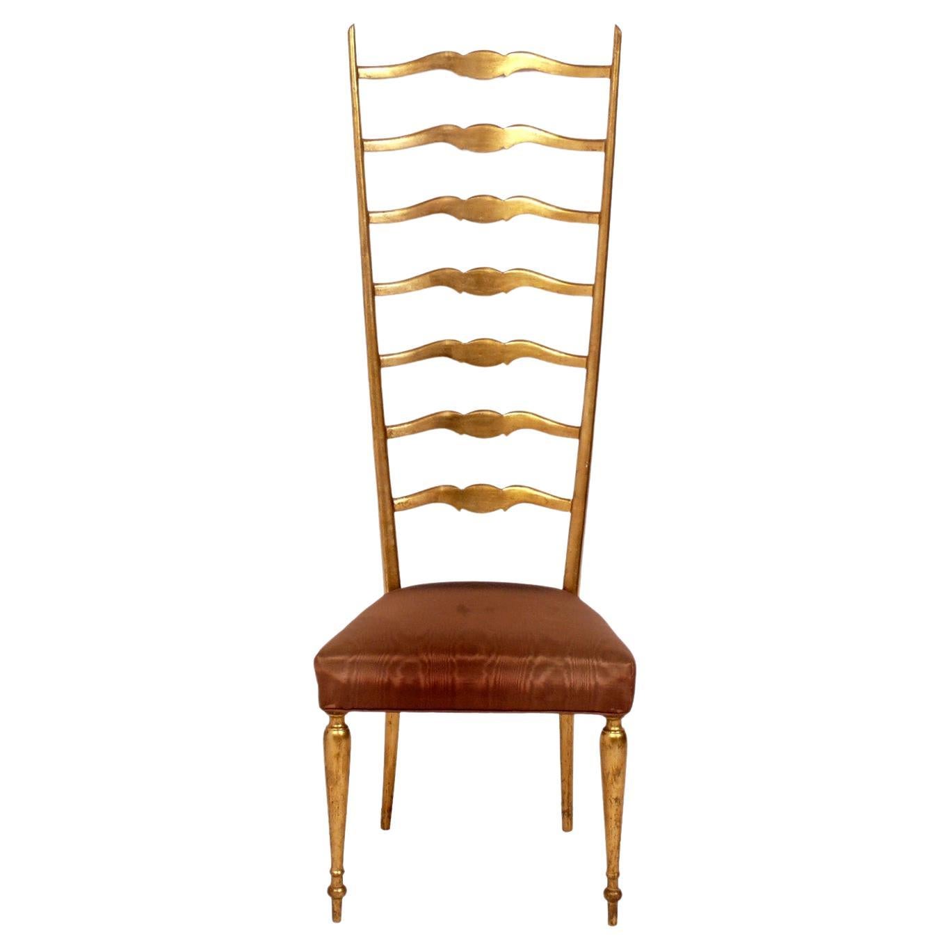 Chaise italienne à dossier échelonné en vermeil dans le style de Gio Ponti Impressionnant 51" H. en vente