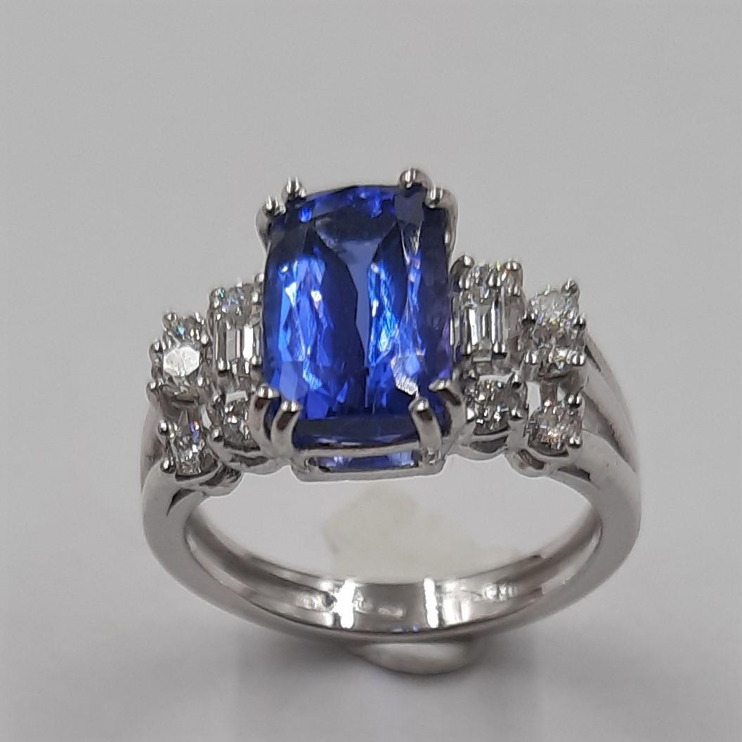 Brilliant Cut Italian Tanzanite Brilliant Baguette Cut Diamond 18 Carats White Gold For Sale