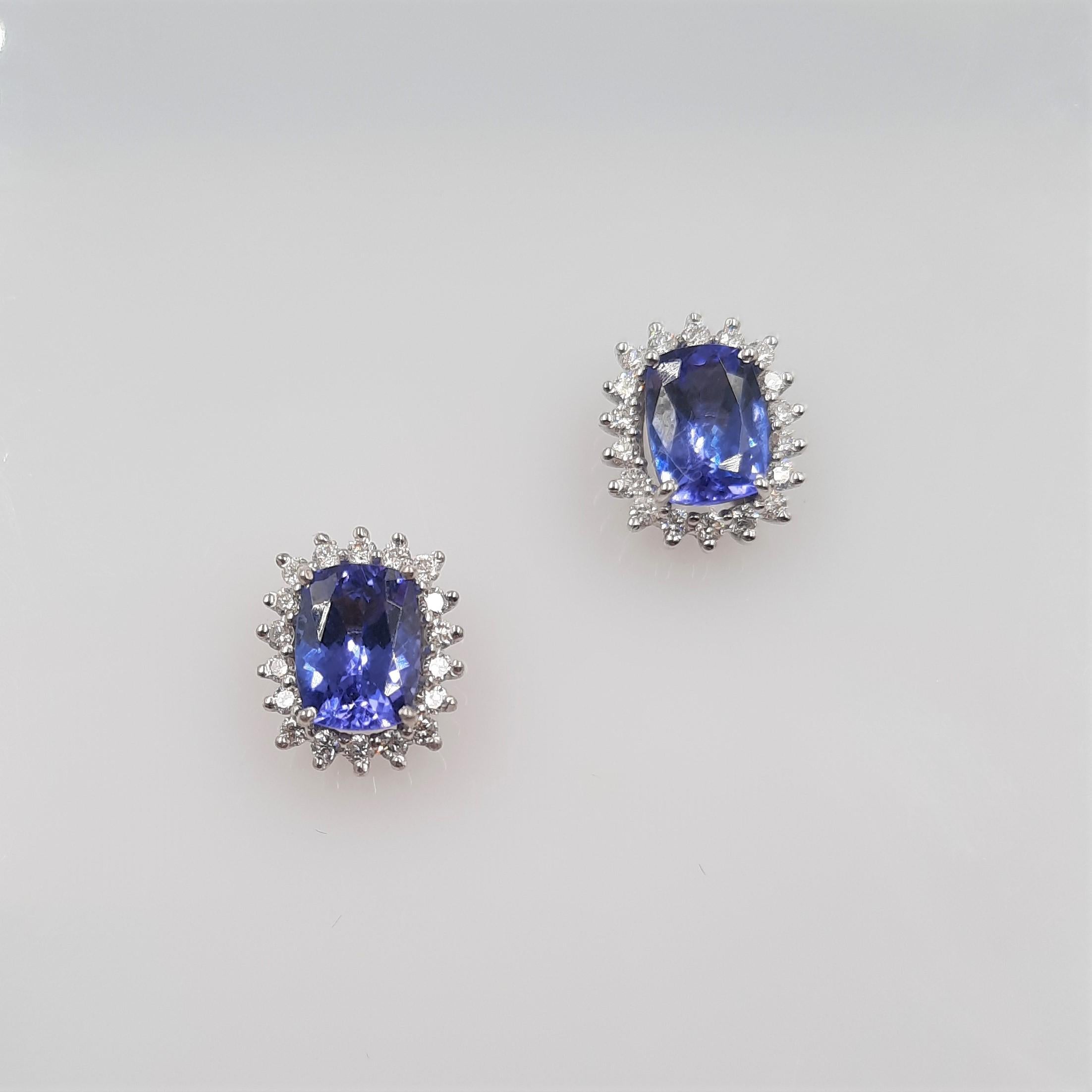 Very elegant tanzanite (2.5 carats), Brilliant cut diamond (0.41 carats) and 18 carats white gold (2.7 grams) stud earrings.