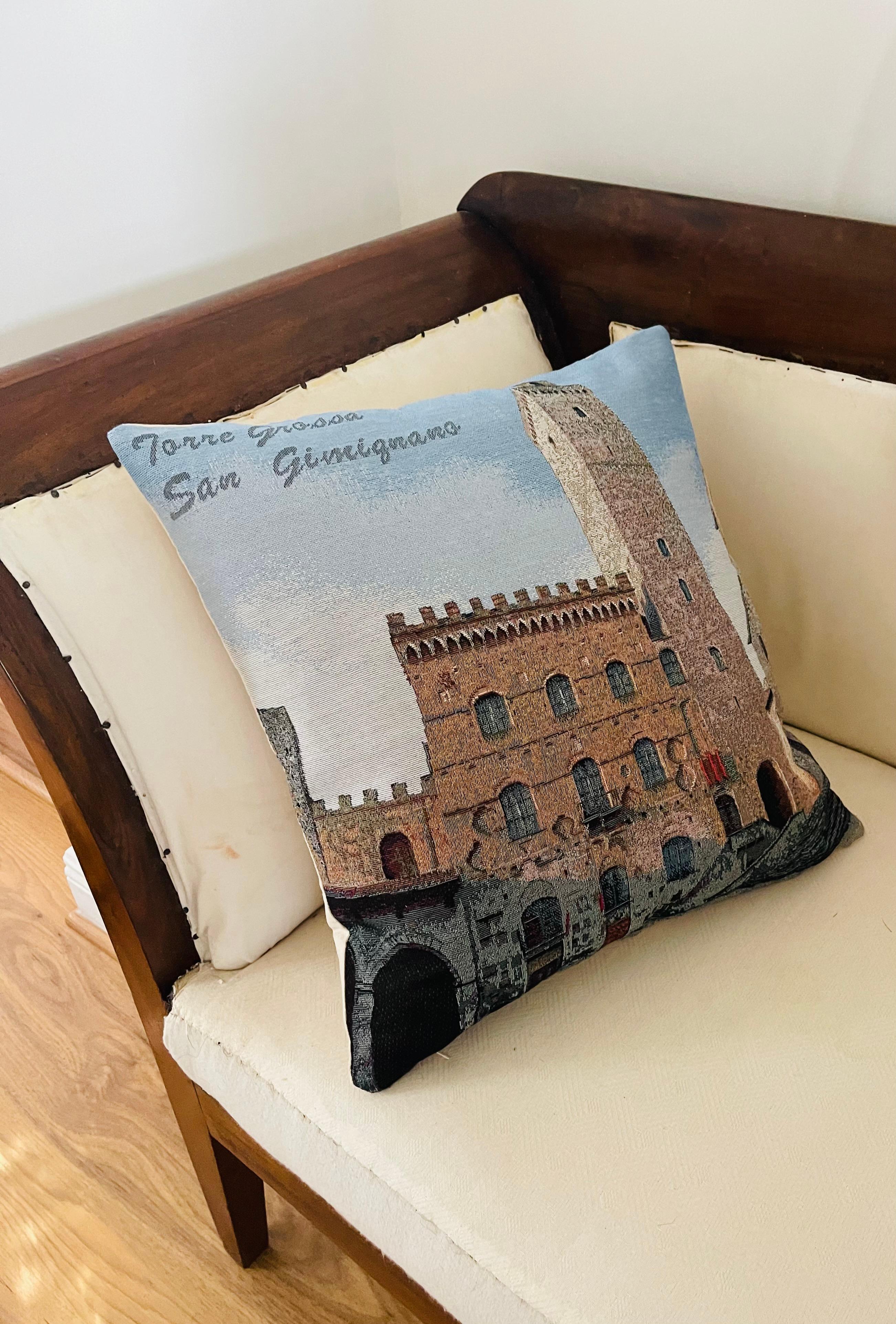 Coussin en lin de tapisserie italienne avec Tour à San Gamignani Italie. Insert en duvet de plumes. Excellent état.