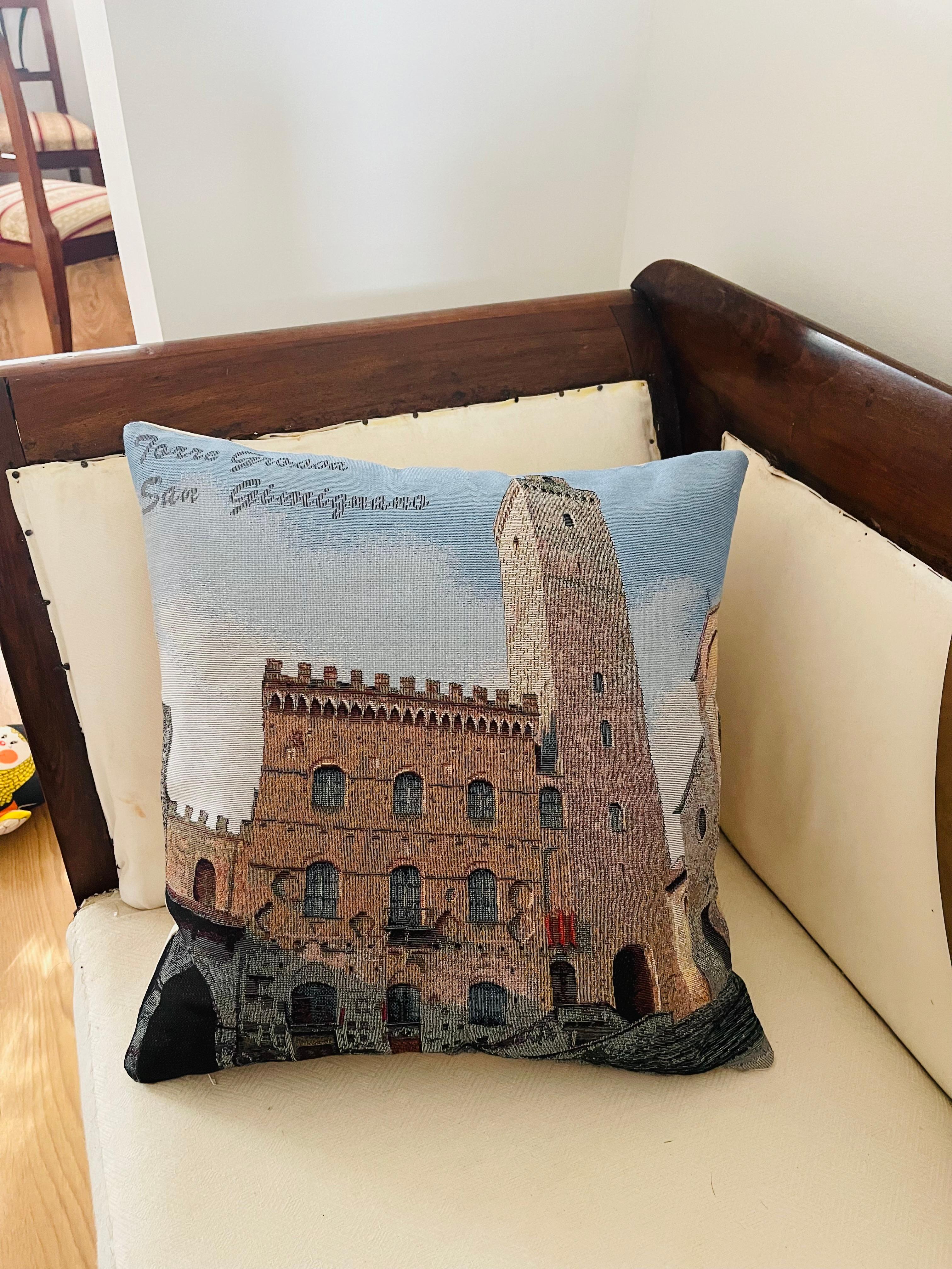 Néo-classique Coussin de tapisserie italienne ancienne tour en plumes de duvet en vente