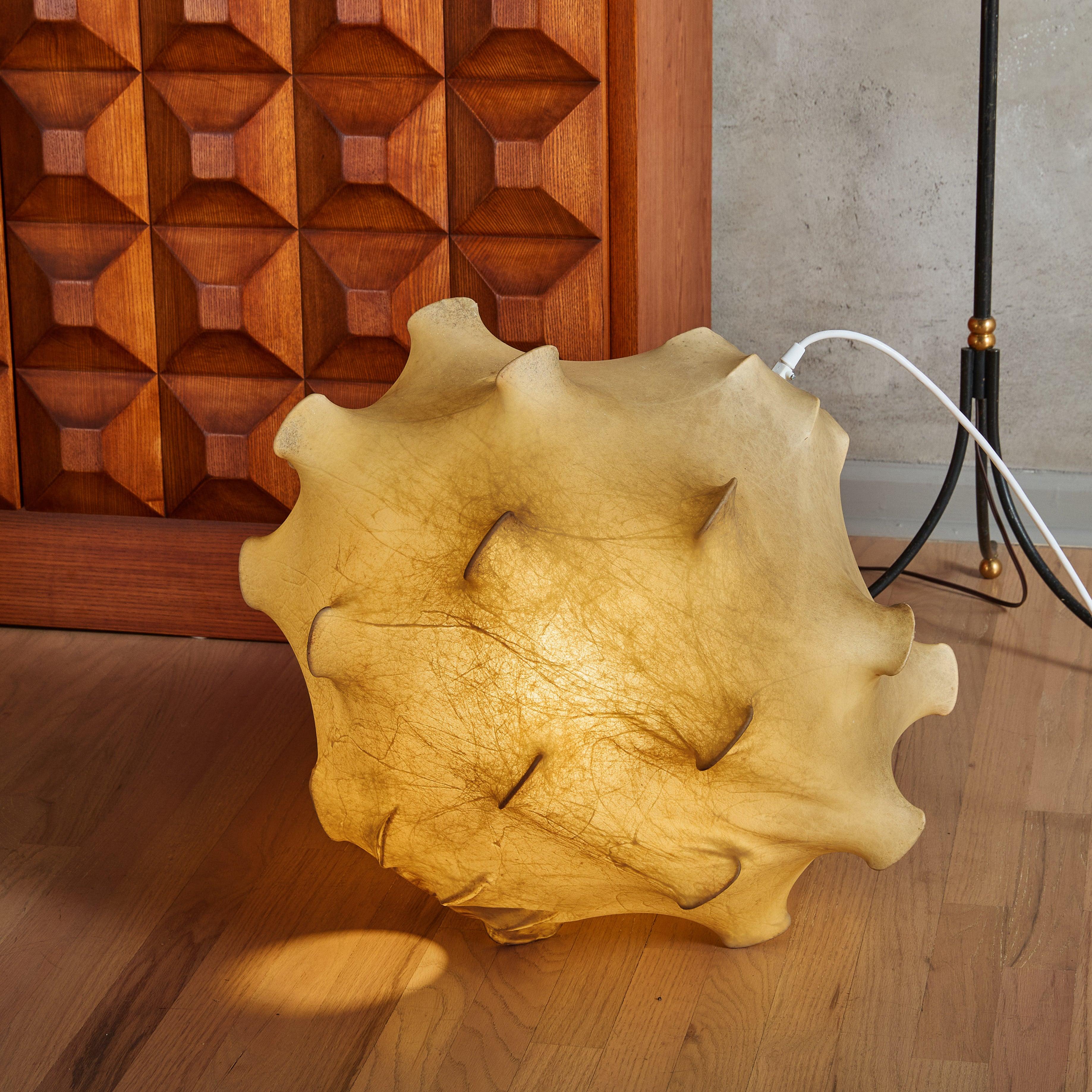 Italienische Cocoon-Pendelleuchte „Taraxacum“ von Achille & Pier Giacomo Castiglioni (Moderne) im Angebot