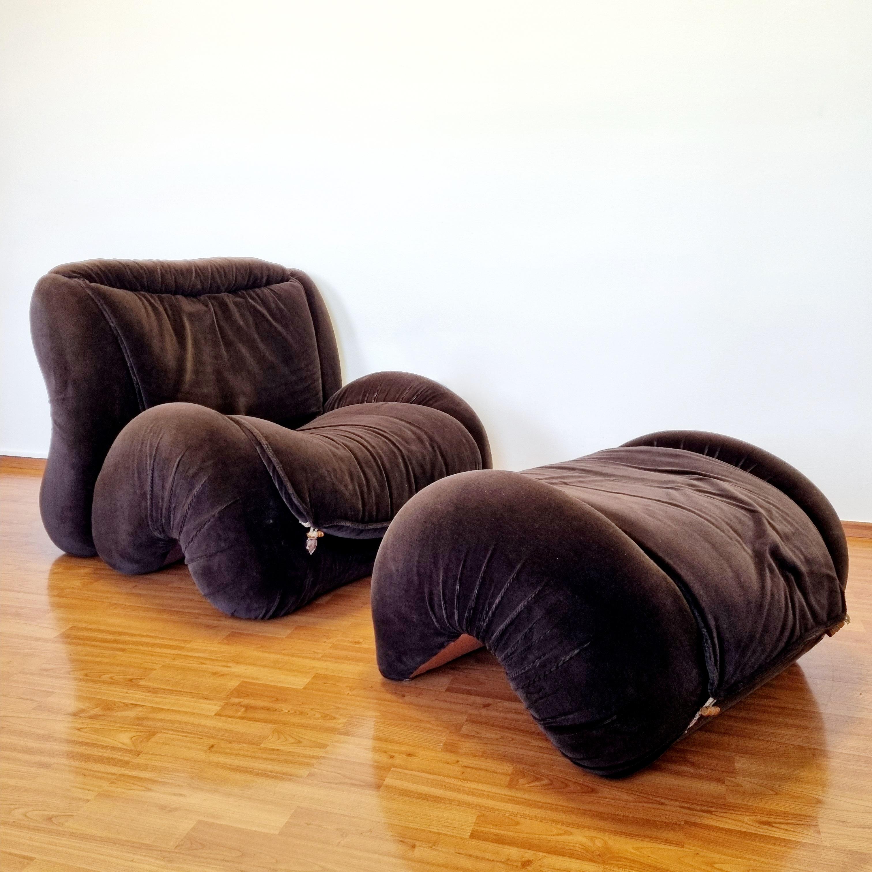 Rare lounge chair model Tartana was designed by Luigi Radaelli in the 70s
This set contains of lounge chair with ottoman
Oroginal fabric in very good conditions