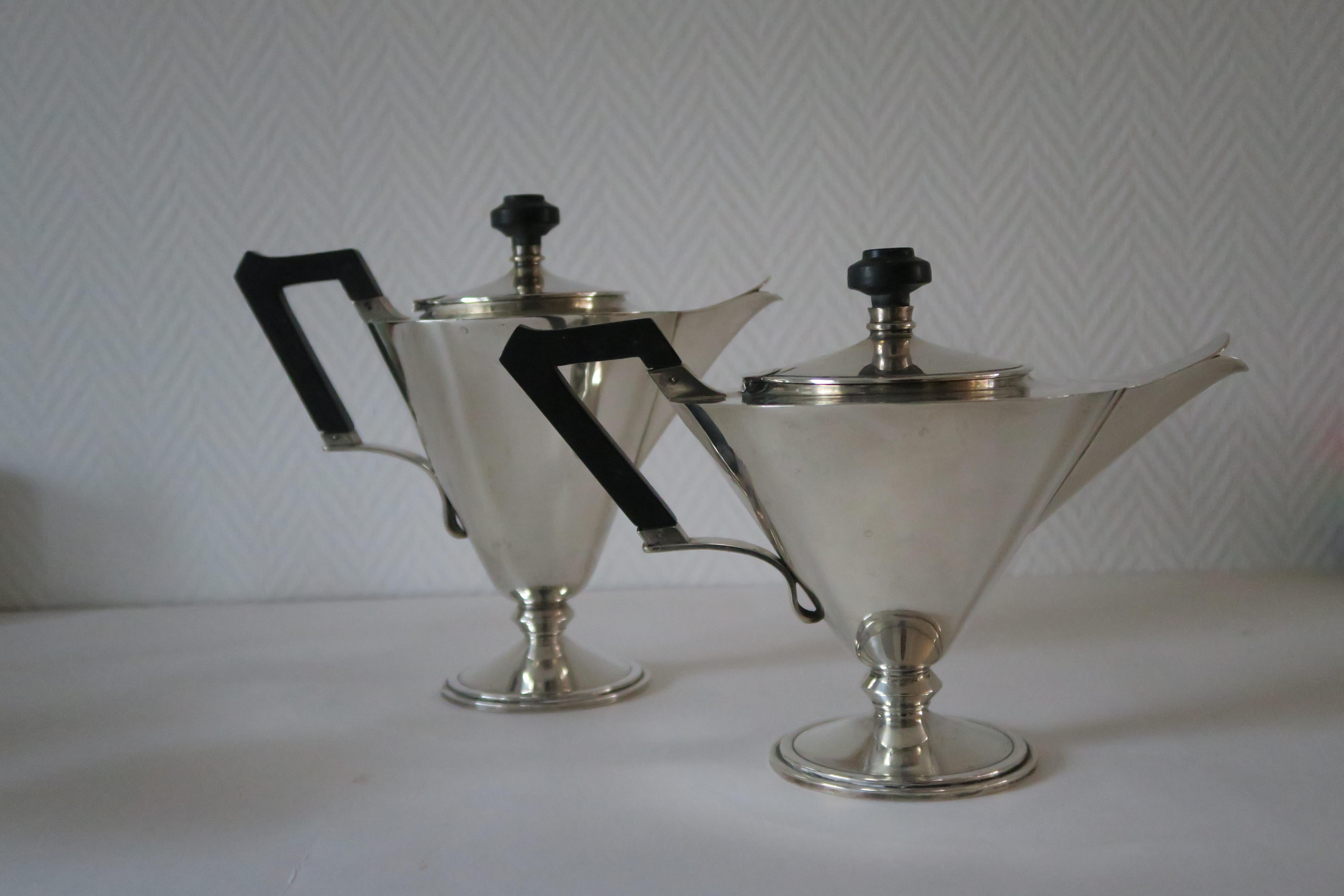A Coffee and tea set with sugar pot and milk jug
All pieces are made of Sterling silver
with bakelite handles
all pieces marked Fr Veniziani Milano Firenze 900
