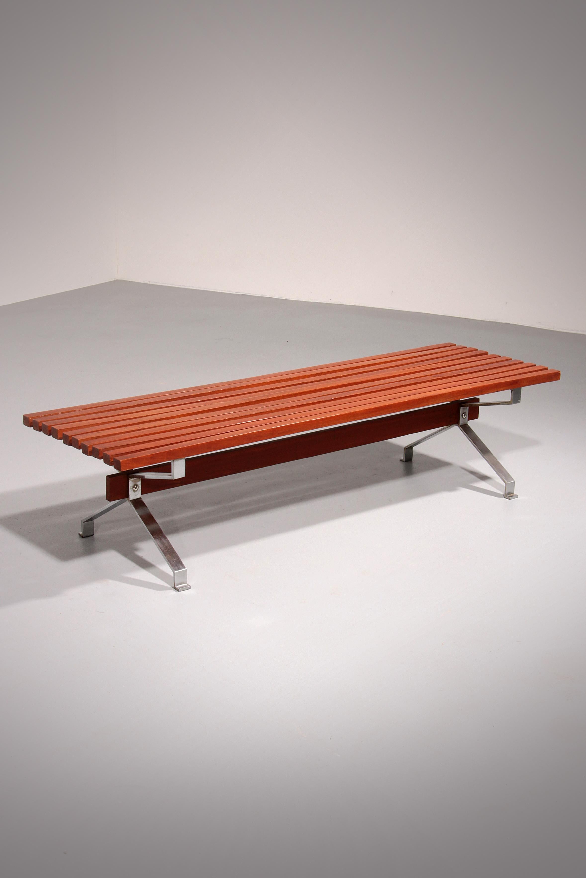 Ce banc magnifiquement fabriqué dans l'Italie des années 1960 associe un design intemporel à des matériaux durables. Avec des lattes en teck massif sur un cadre en métal robuste et une poutre centrale en teck, il s'agit d'une véritable pièce