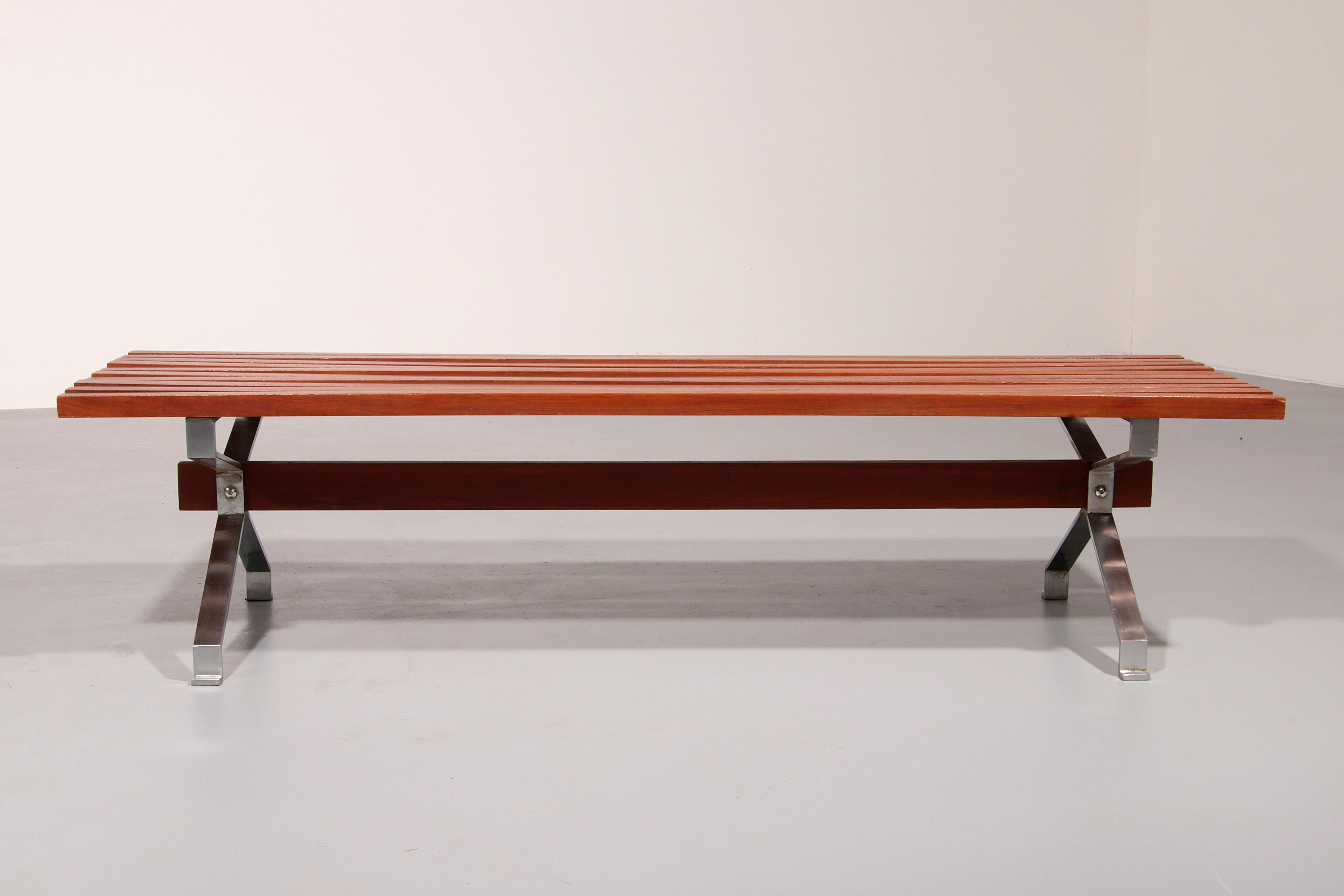 Mid-Century Modern Banc italien en teck et acier Elegance des années 1960 en vente
