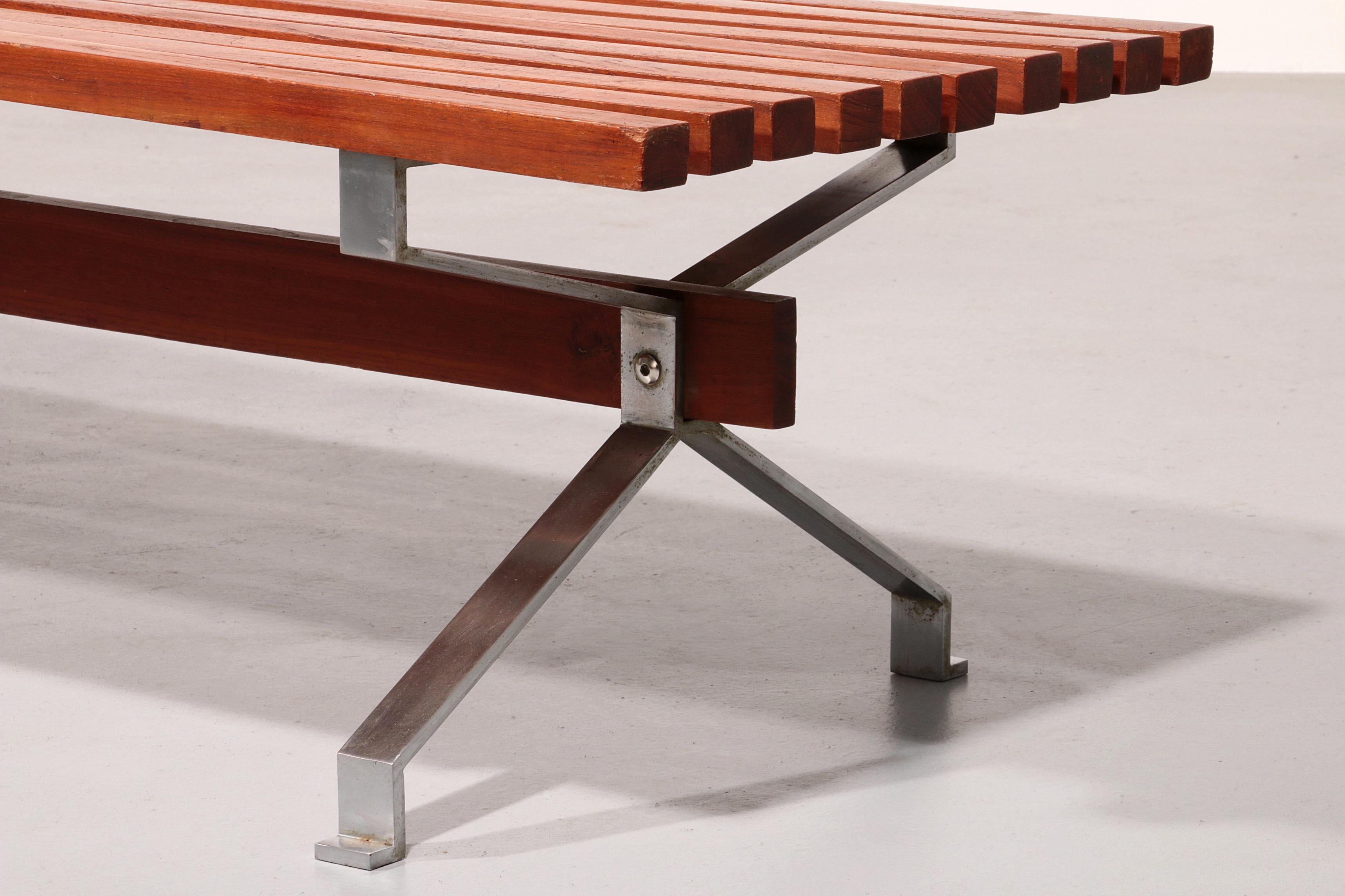 Chrome Banc italien en teck et acier Elegance des années 1960 en vente