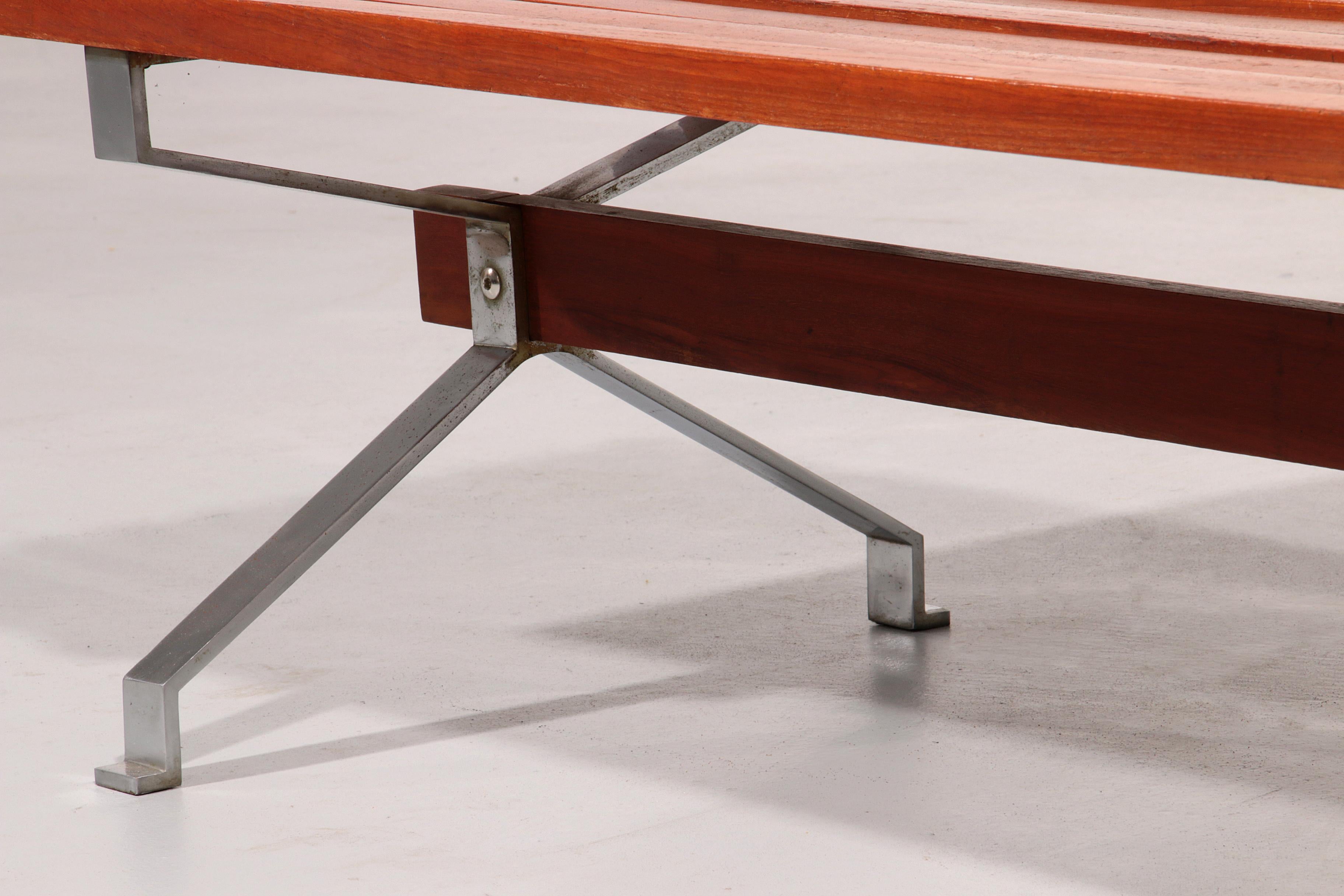 Banc italien en teck et acier Elegance des années 1960 en vente 1
