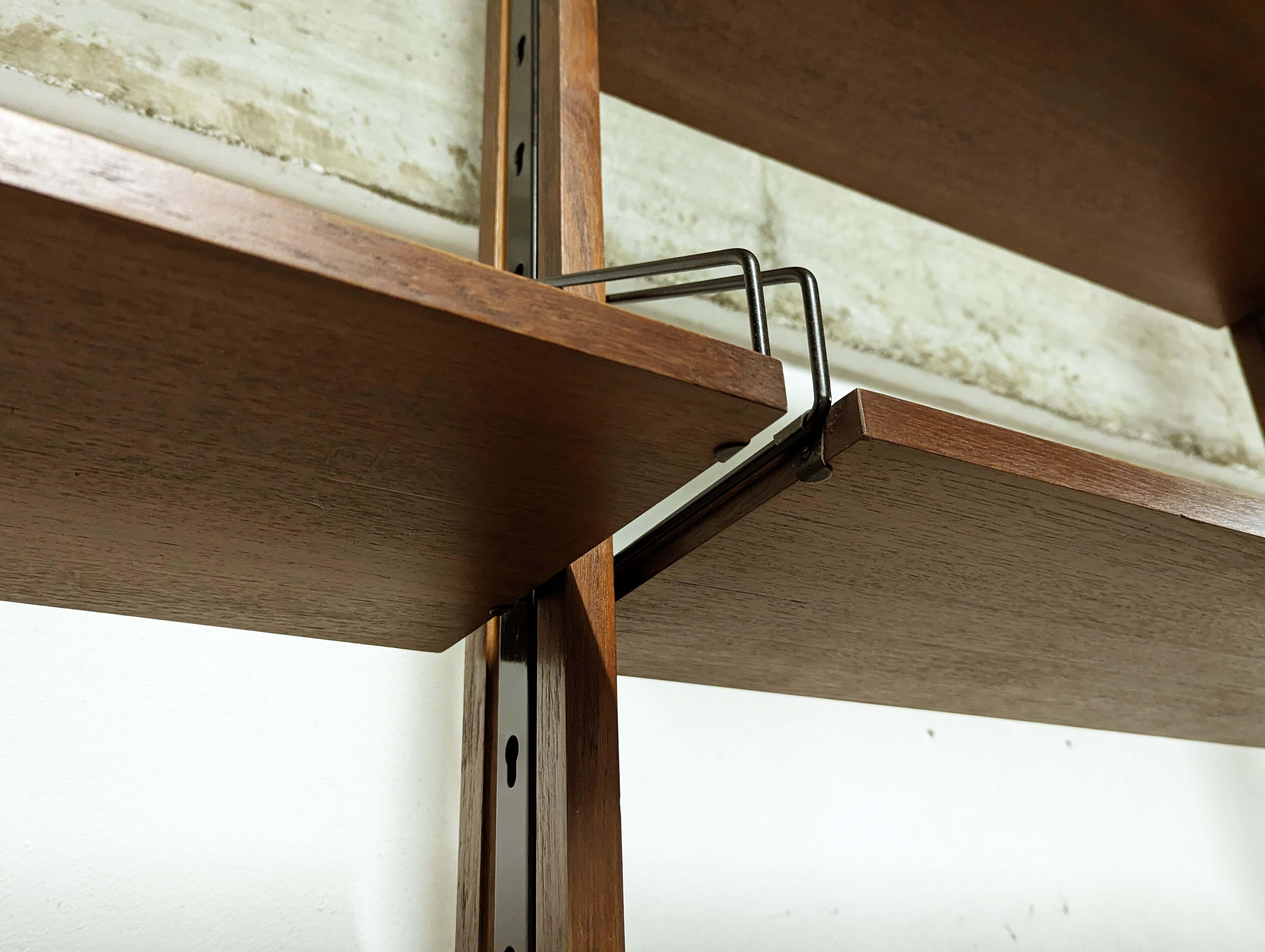 Italienisches Teakholz, schwarzes Metall und Messing Midcentury Bücherregale Raumtrenner im Angebot 11