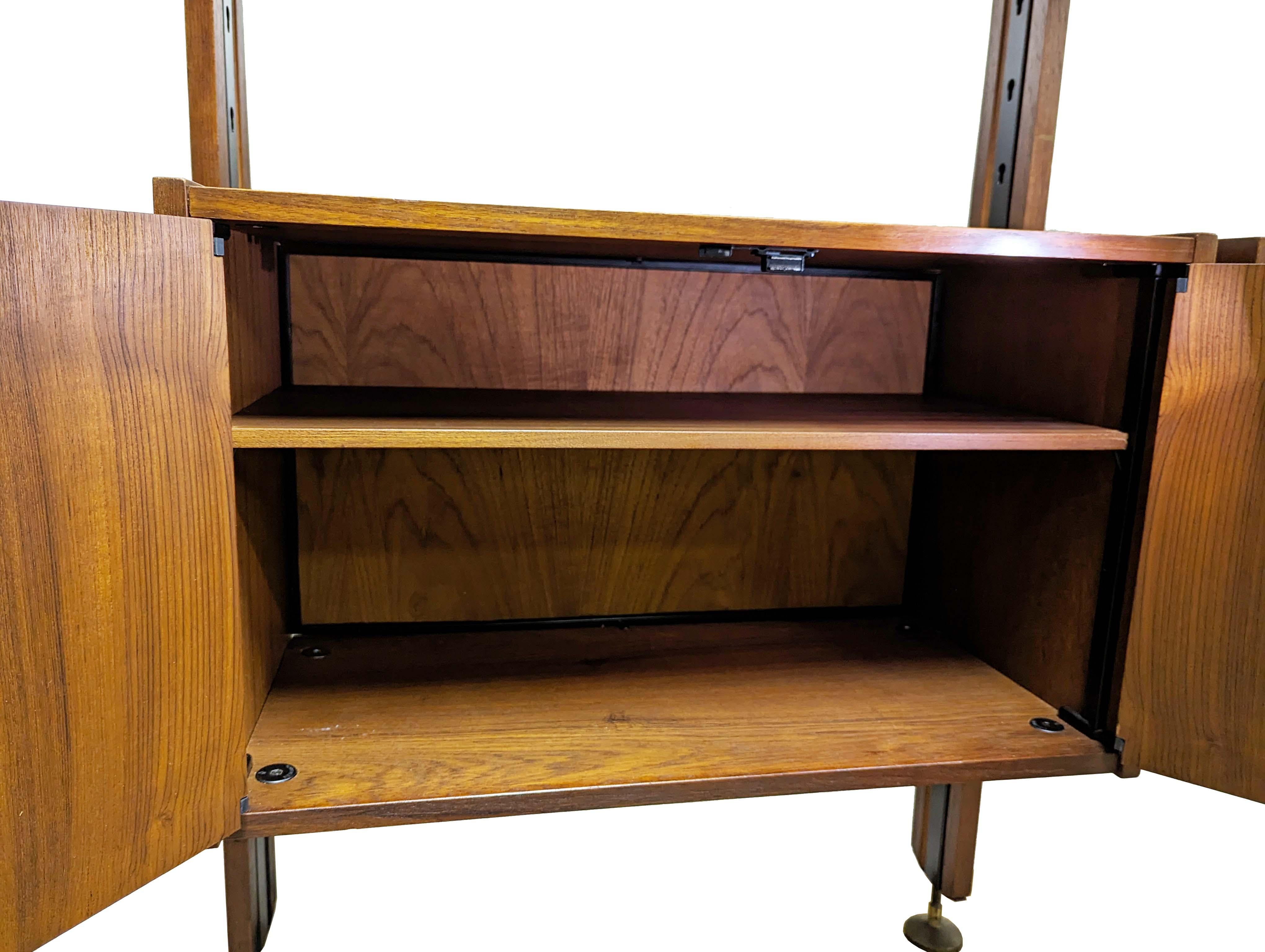 Dieses Bücherregal wurde hergestellt  in Italien durch SELEX in den 1960er Jahren. Dank seiner verstellbaren Höhe (278 - 284,5 /285 cm max) kann er an einer Wand oder überall im Raum als Raumteiler aufgestellt werden.
Er besteht aus 3 senkrechten