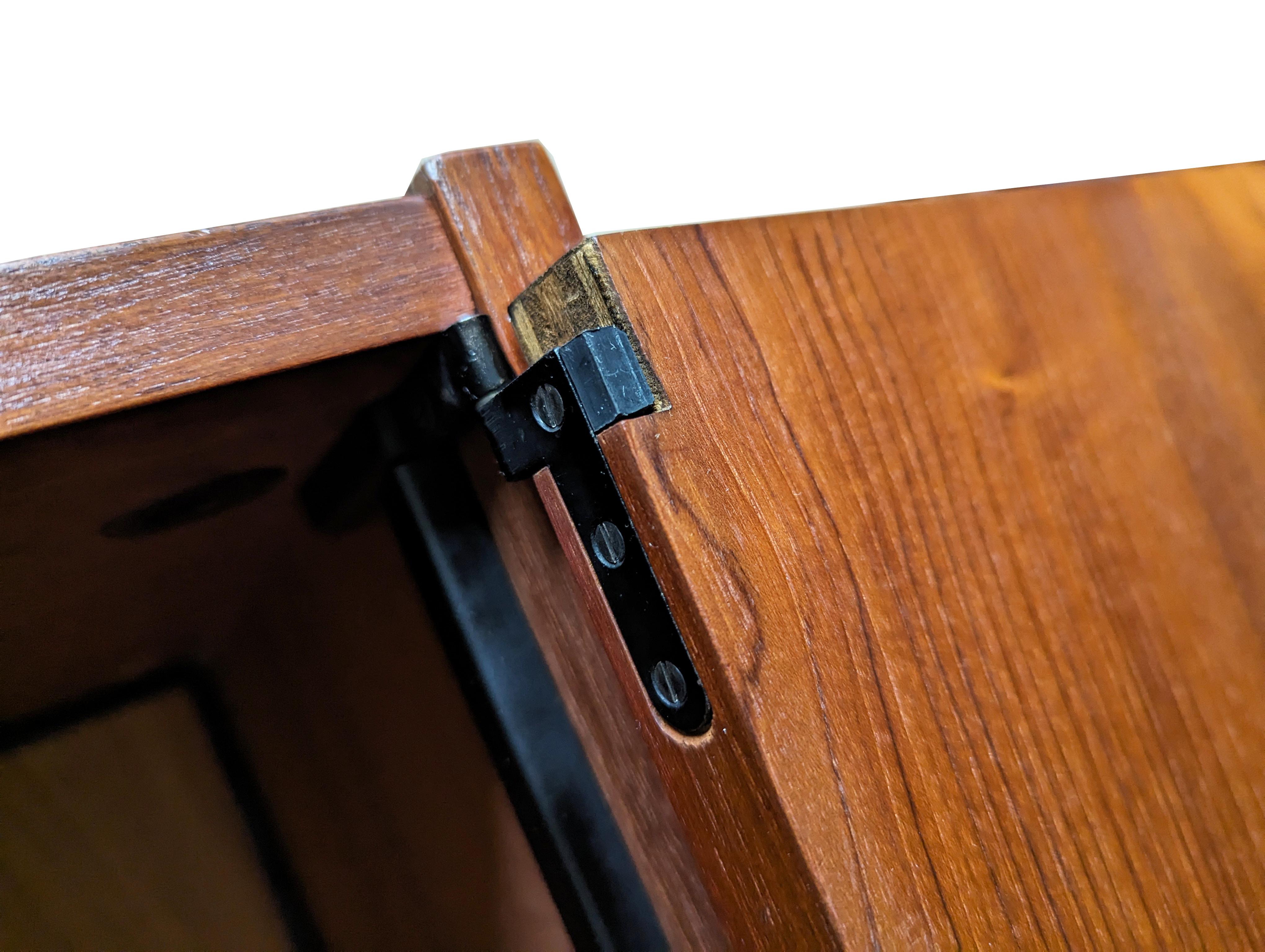 Italienisches Teakholz, schwarzes Metall und Messing Midcentury Bücherregale Raumtrenner (Moderne der Mitte des Jahrhunderts) im Angebot