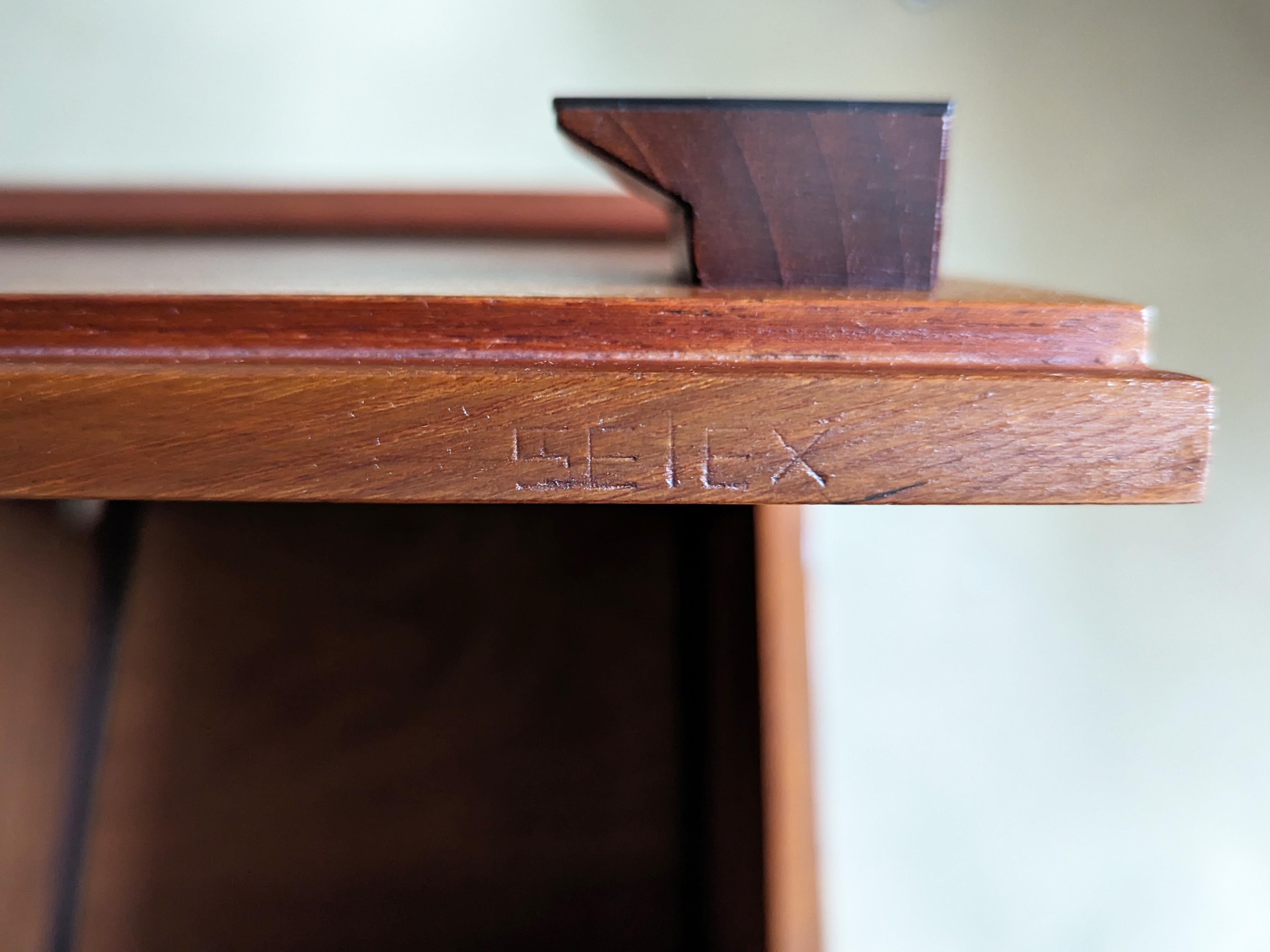 Italienisches Teakholz, schwarzes Metall und Messing Midcentury Bücherregale Raumtrenner (Gemalt) im Angebot