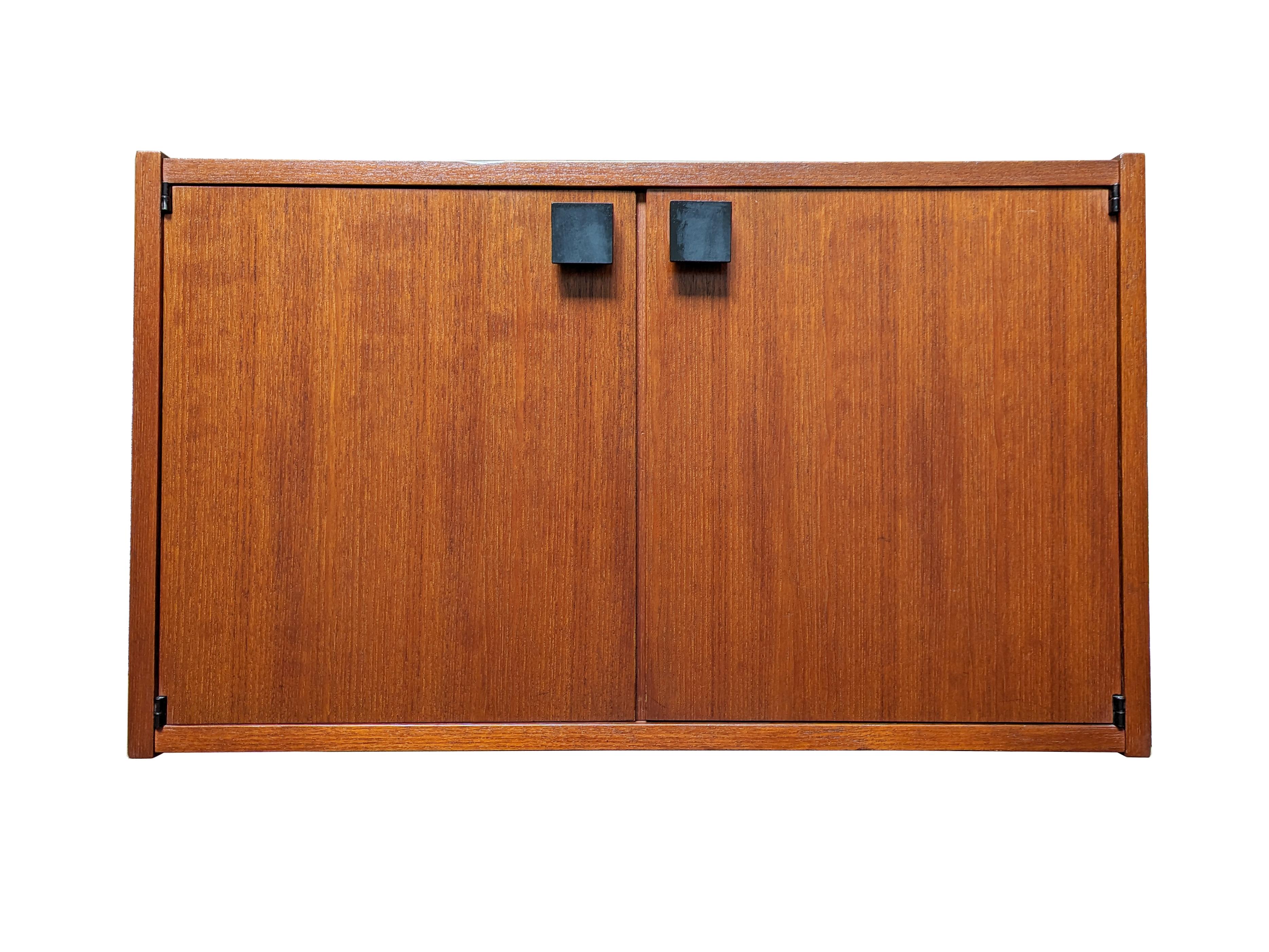 Italienisches Teakholz, schwarzes Metall und Messing Midcentury Bücherregale Raumtrenner im Zustand „Gut“ im Angebot in Varese, Lombardia