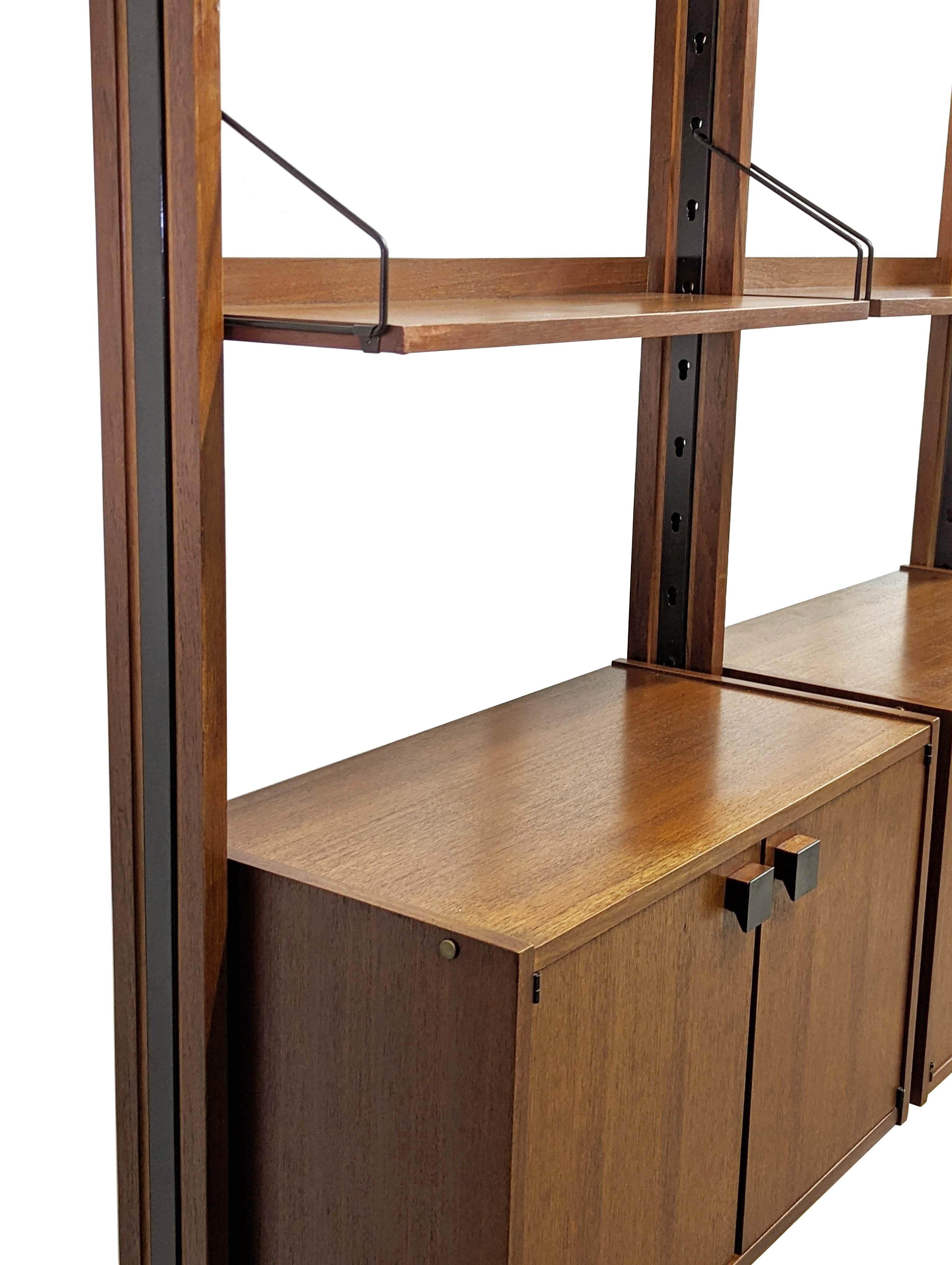 Italienisches Teakholz, schwarzes Metall und Messing Midcentury Bücherregale Raumtrenner (Mitte des 20. Jahrhunderts) im Angebot