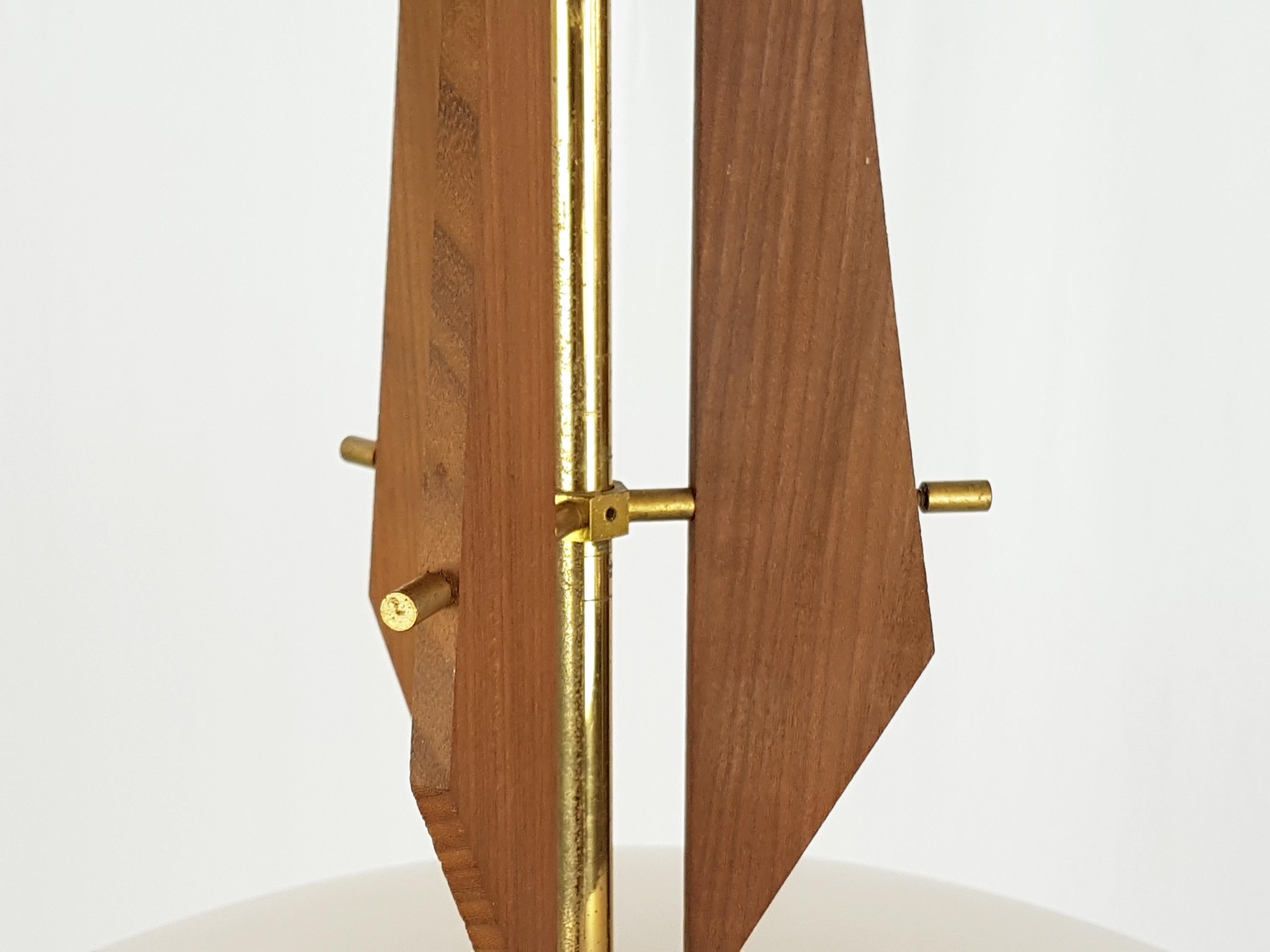 Lampada a sospensione italiana degli anni '60 in teak, ottone e vetro opalino in vendita 2