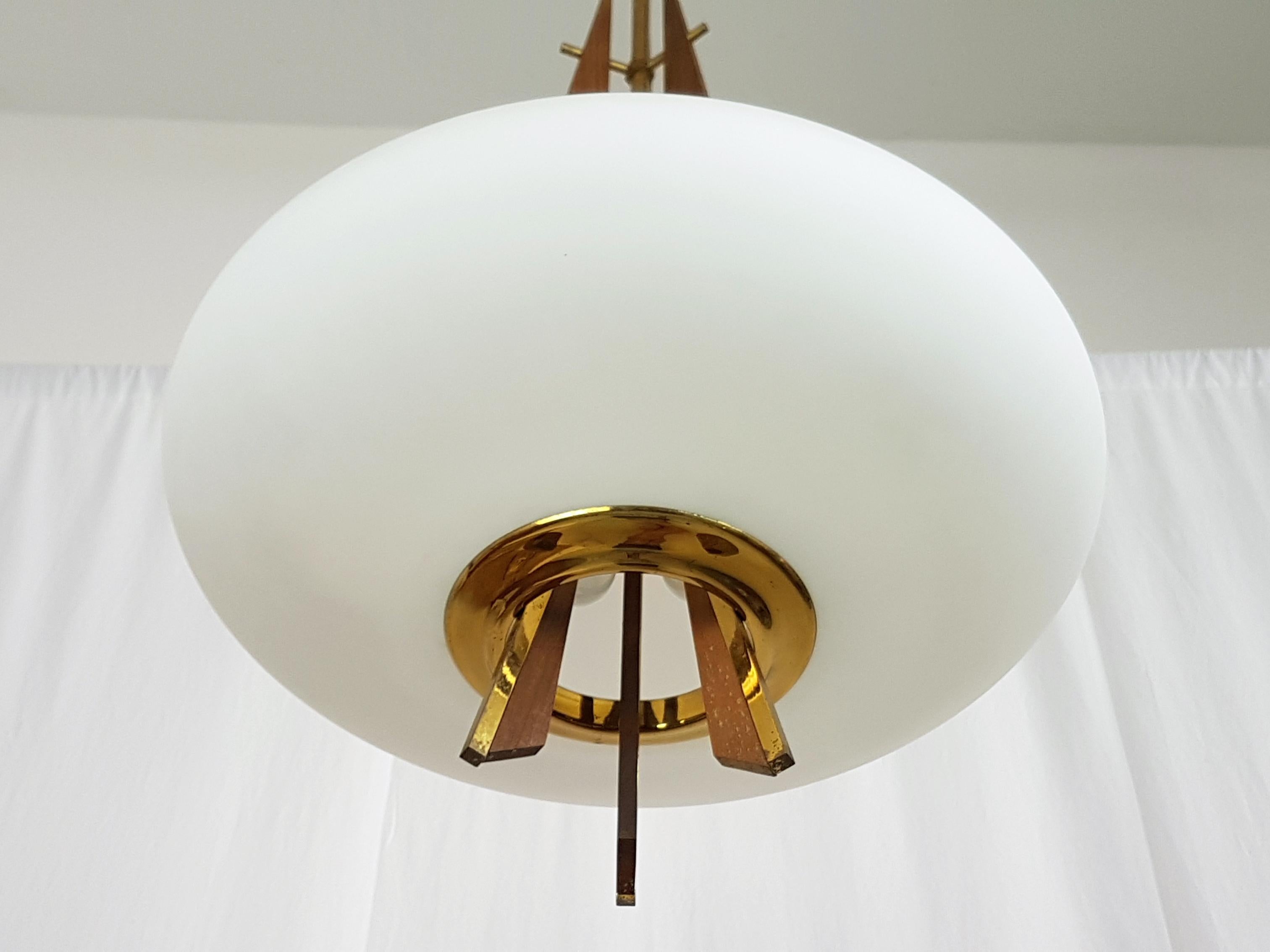 Italiano Lampada a sospensione italiana degli anni '60 in teak, ottone e vetro opalino in vendita