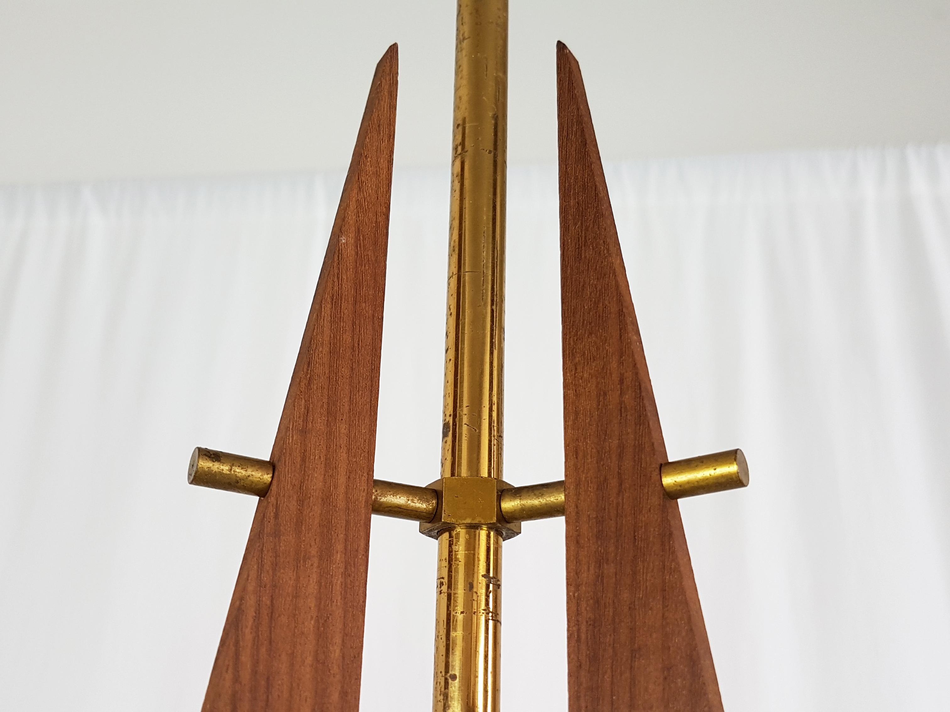 Ottone Lampada a sospensione italiana degli anni '60 in teak, ottone e vetro opalino in vendita