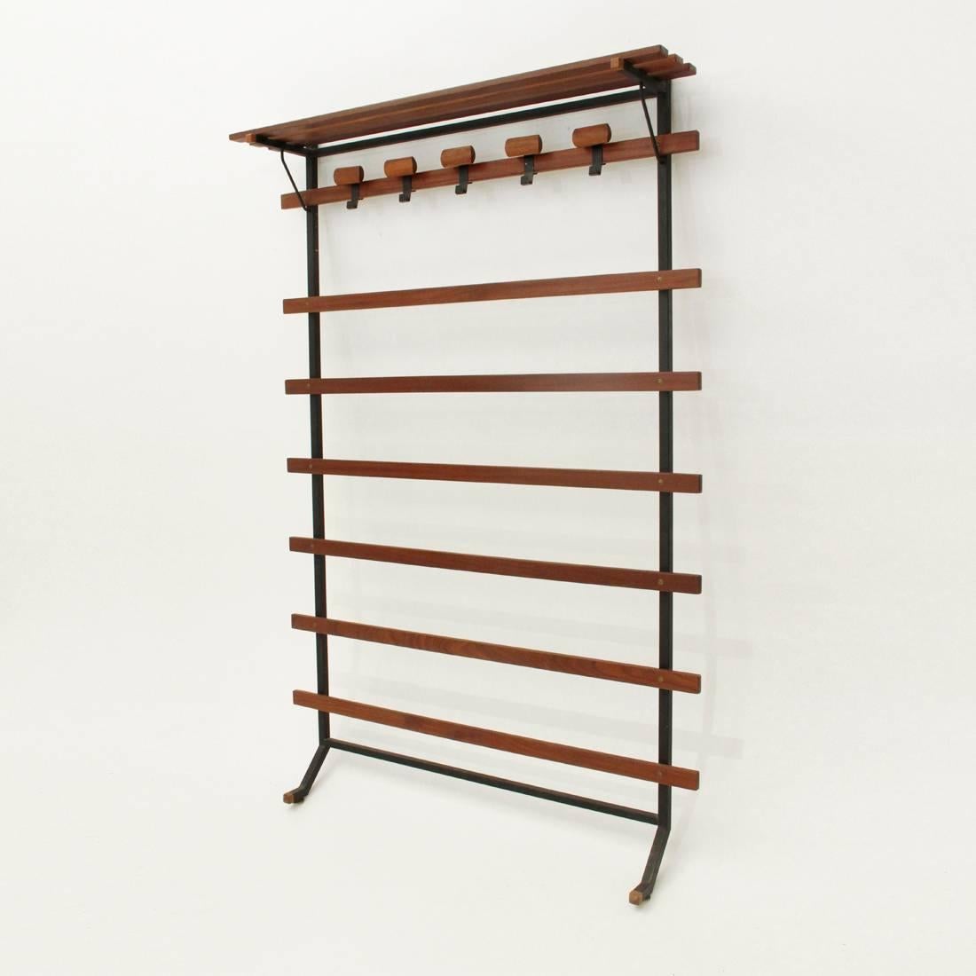 Coat hangers of Italian production of the 1960s.
Metal structure with teak terminals.
Horizontal bars in teak, on which it is possible to hook the hanger.
Metal and teak hanger.
Brass foot.
Good general conditions.

Dimensions: Width 120 cm,