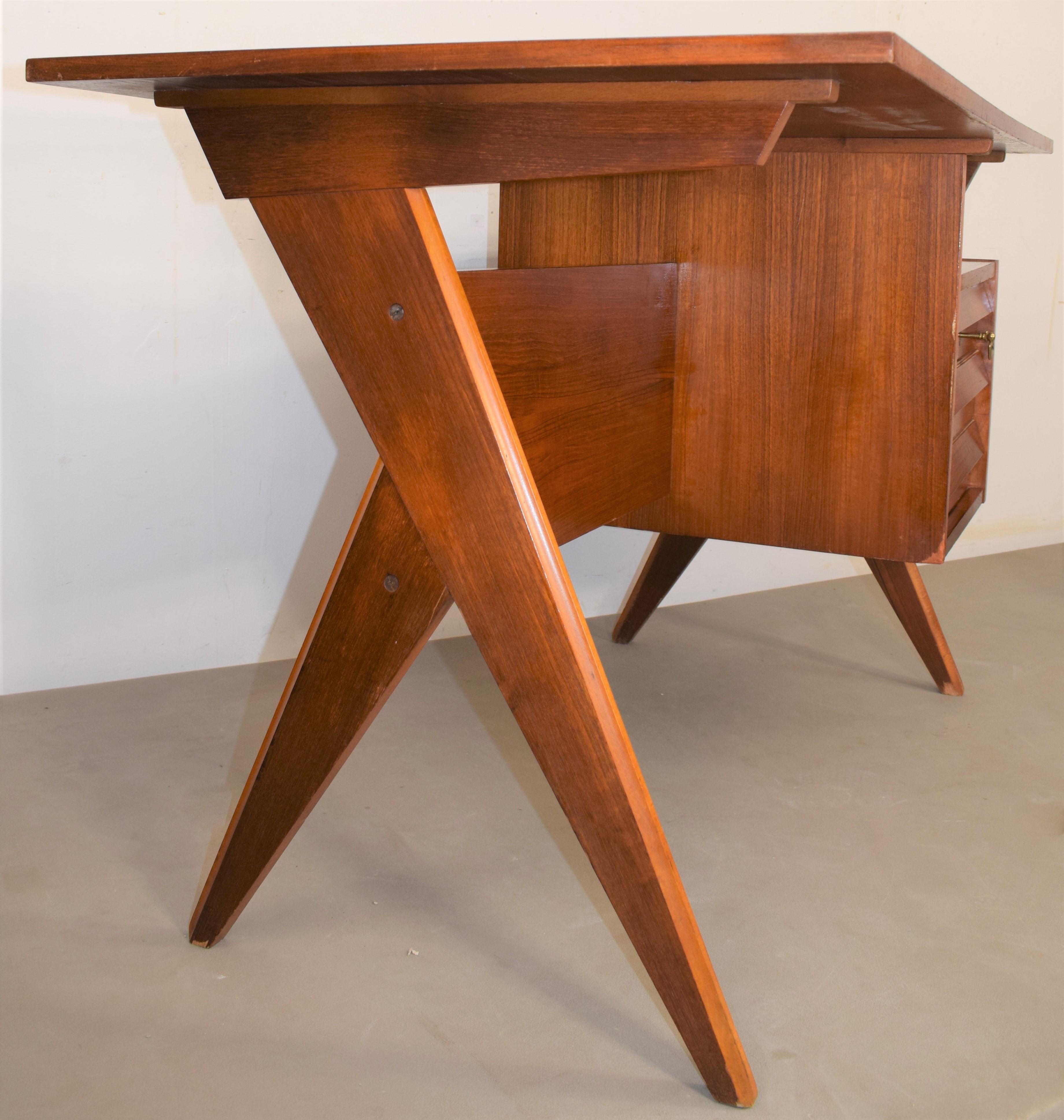 Italian Teak Desk, 1960s In Good Condition In Palermo, PA