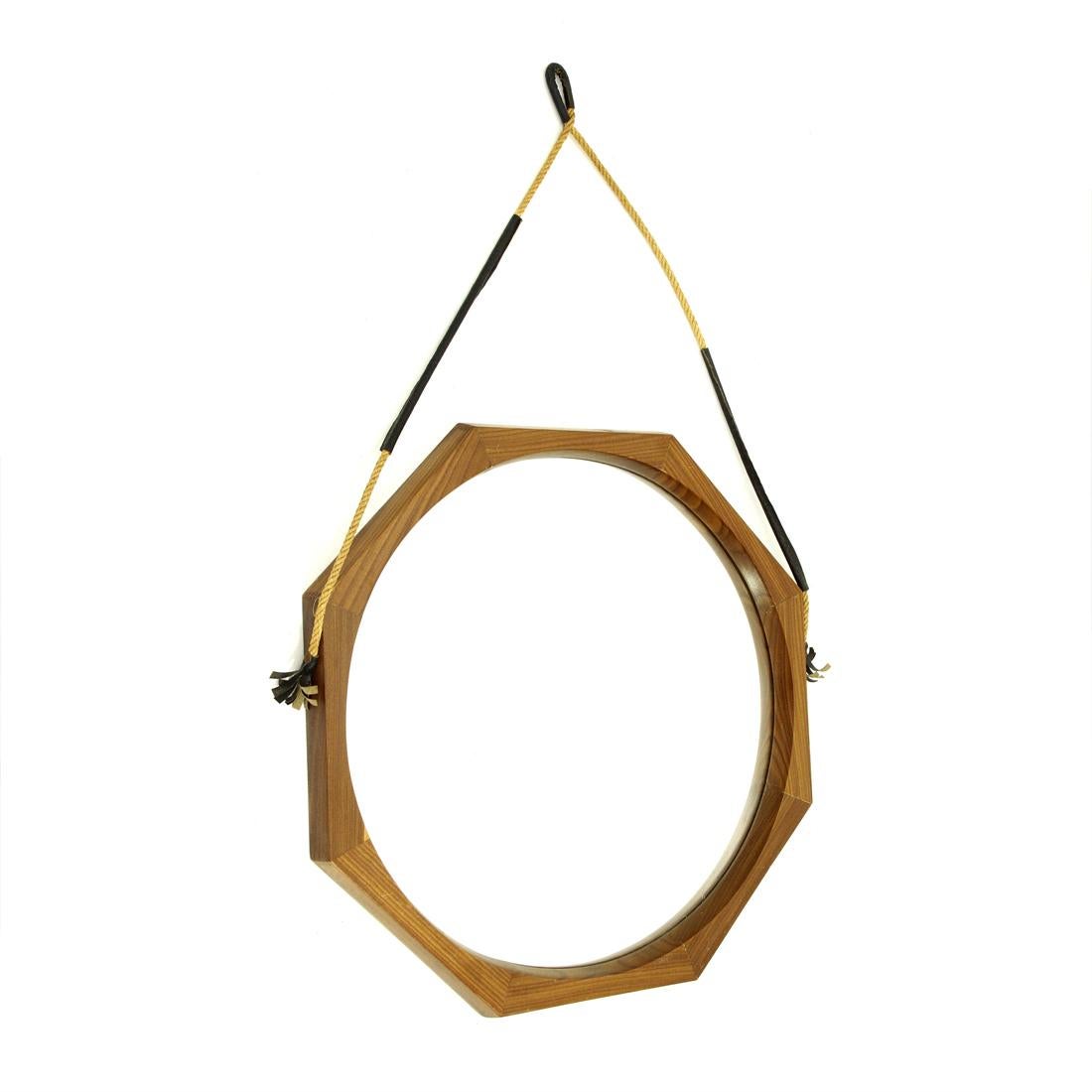 Italian manufacturing mirror produced in the 1960s.
Teak frame with faceted edges.
Circular mirror.
Rope strap with leather details.
Good general conditions, some signs due to normal use over time.

Dimensions: Diameter 55 cm - Depth 4 cm