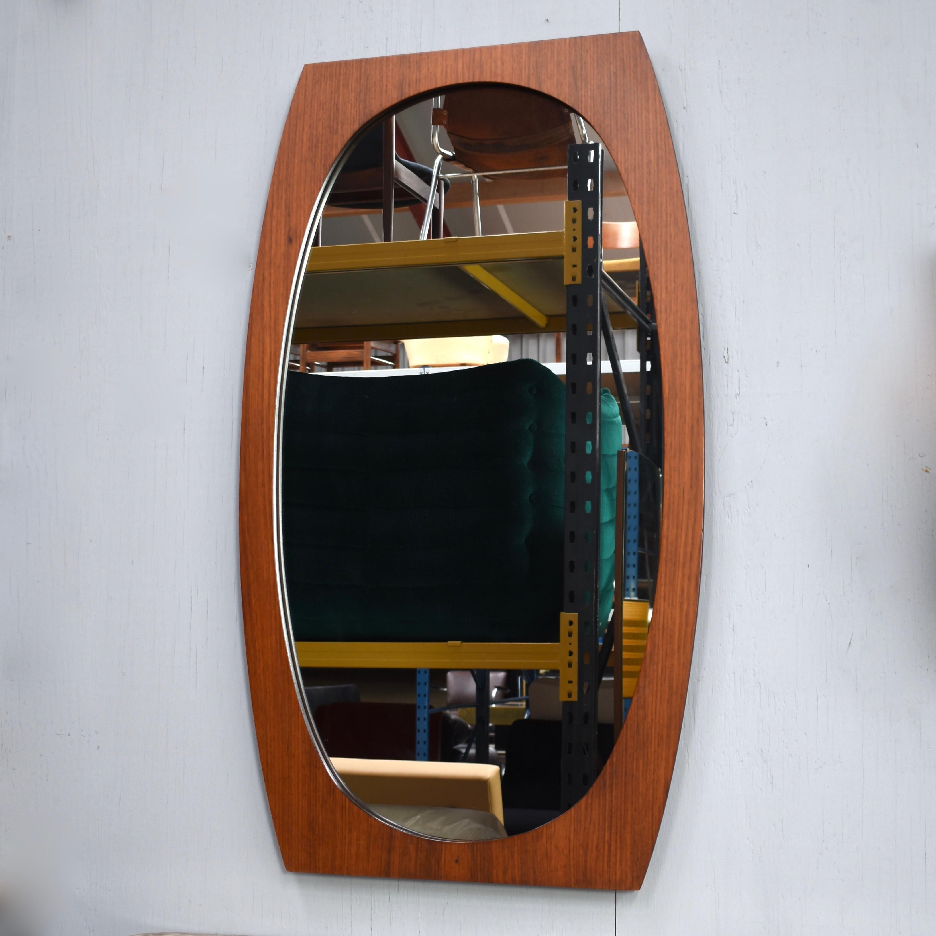 Italienischer Spiegel aus Teakholz, 1950er Jahre. Der Holzrahmen ist aus einem Stück massivem Teakholz gefertigt.

Designer: Unbekannt

Hersteller: Unbekannt

Land: Italien

Modell: Spiegel

Gestaltungszeitraum: um
