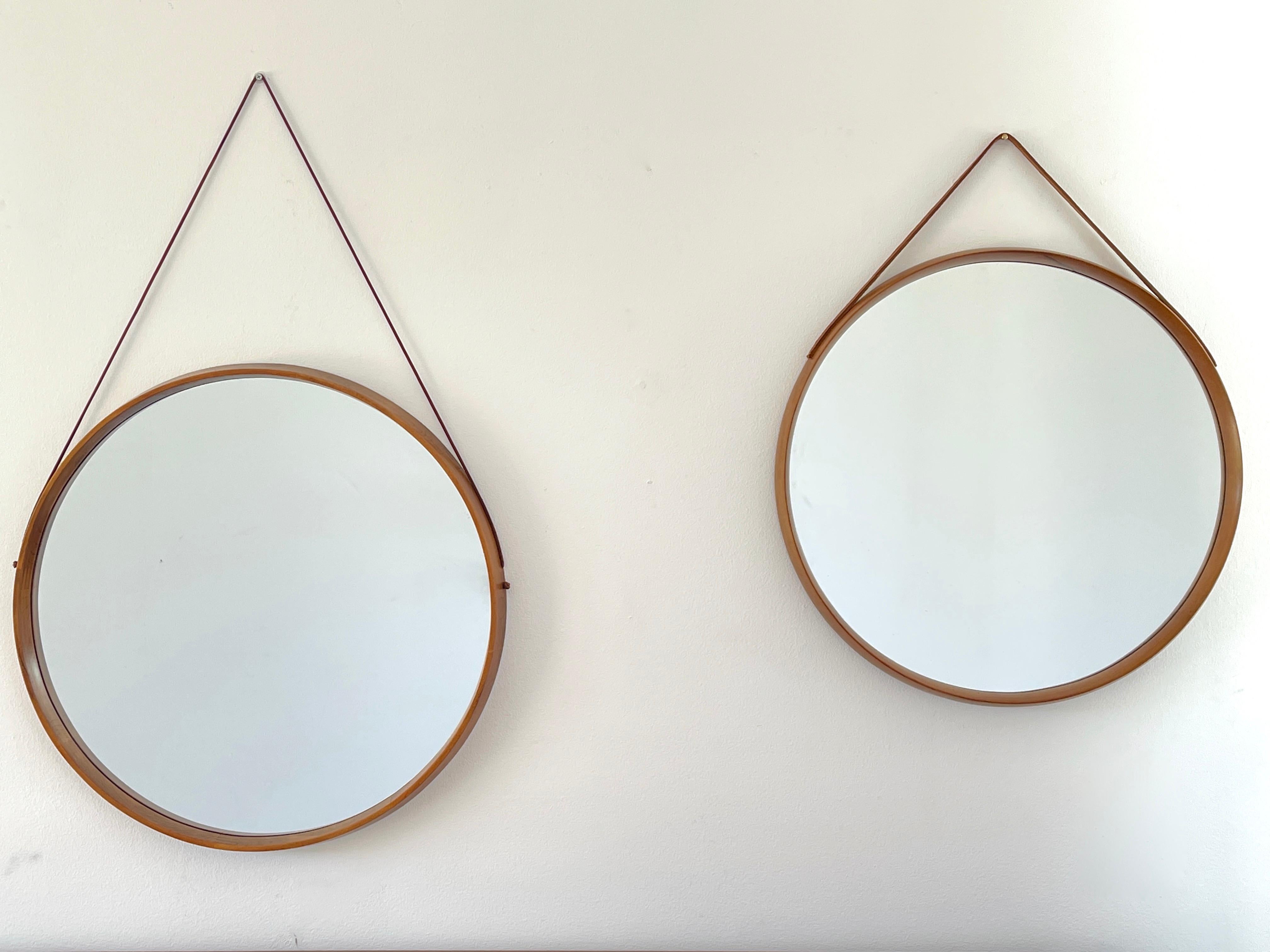 Miroirs italiens en bois de teck avec de belles articulations et un simple bracelet en cuir. 

2 disponibles - taille et hauteur de la sangle légèrement différentes 

Prix individuel

Le plus petit miroir a un diamètre de 21,25 pouces.