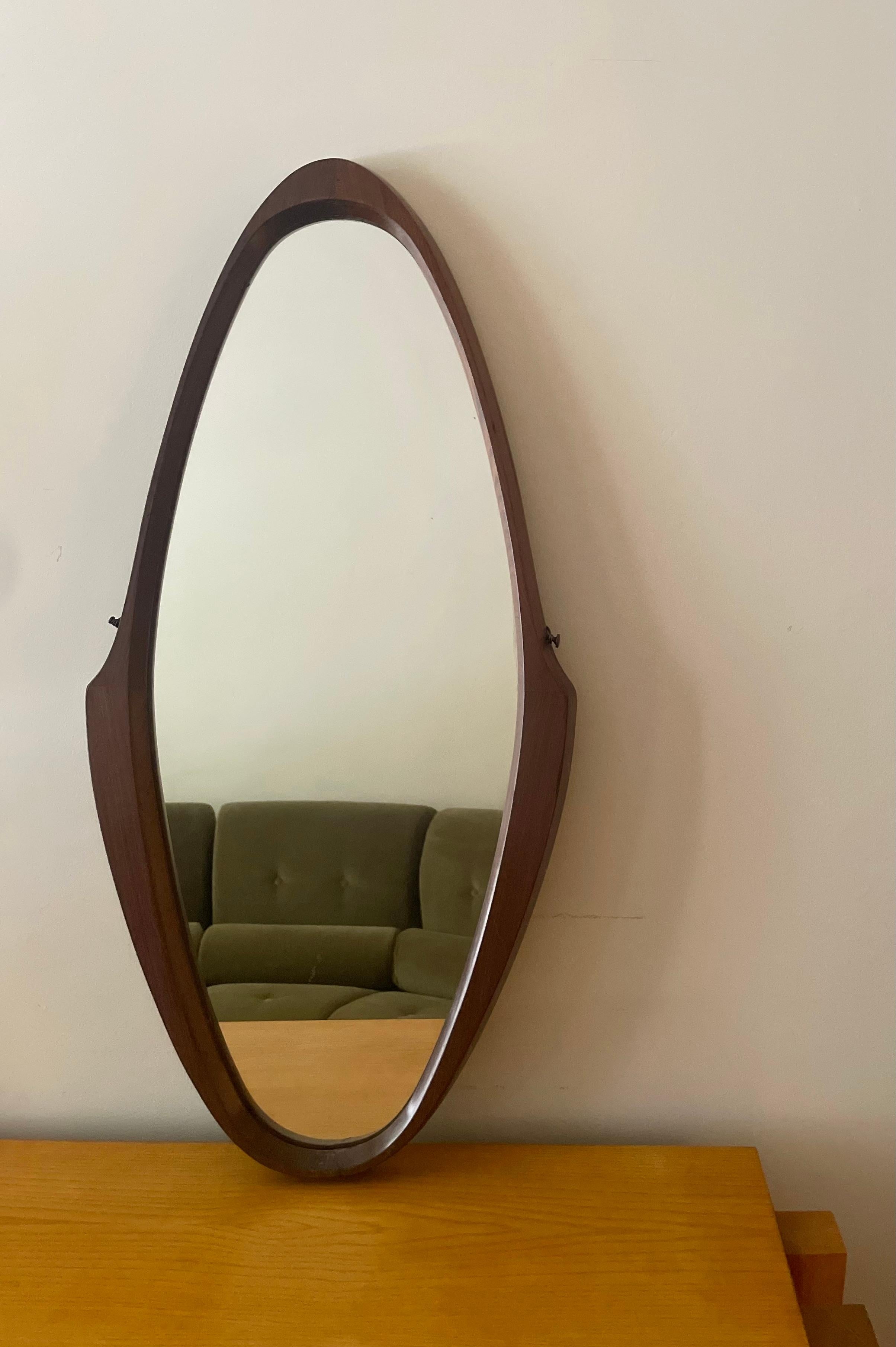Specchio con cornice in teak. Italia, anni '50.

Altezza: 84 cm
Lunghezza: 40 cm
Larghezza: 5 cm