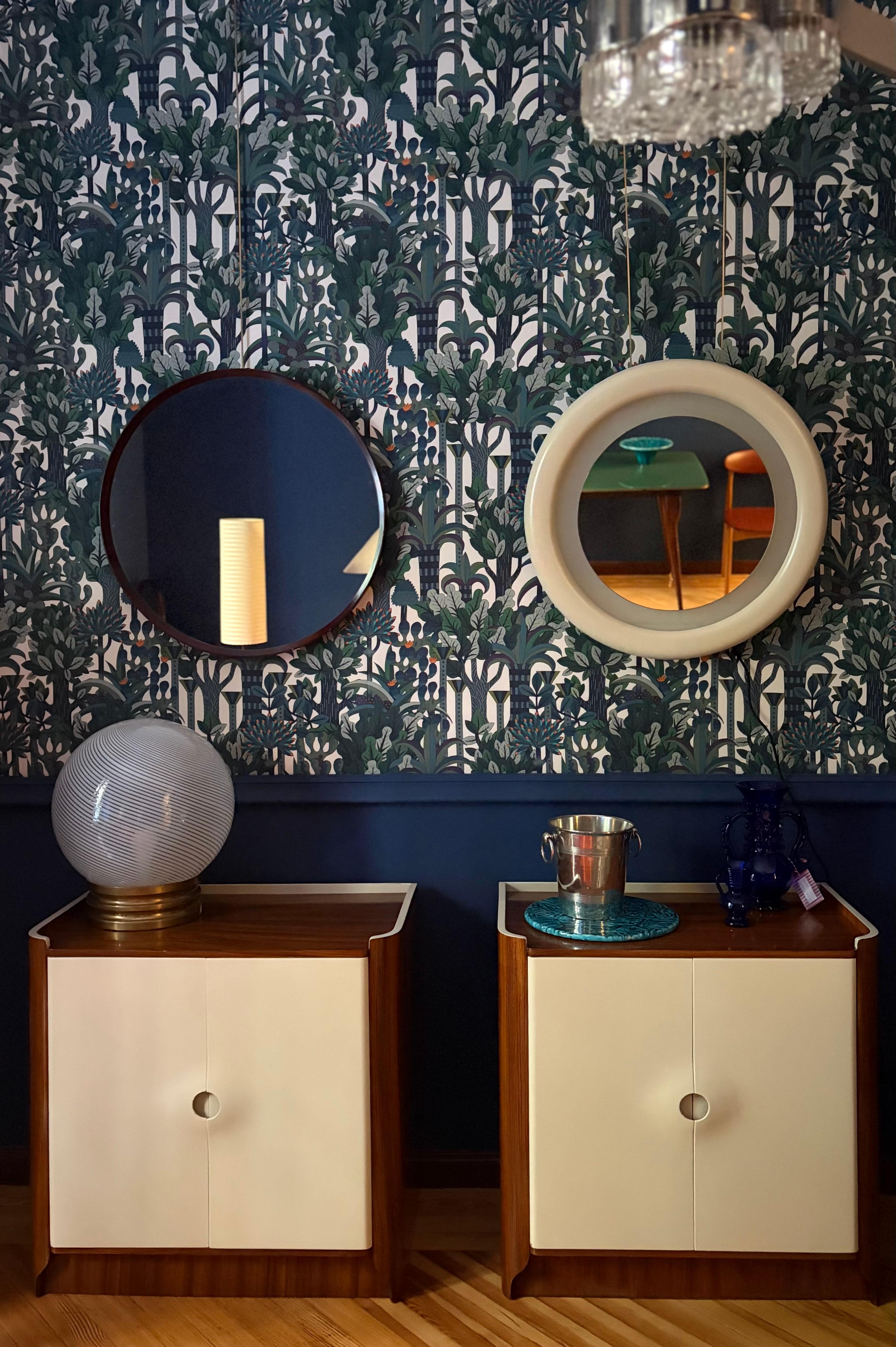 Specchio con cornice in teak. Italia, anni '70.

Diametro: 68 cm
Larghezza: 4 cm