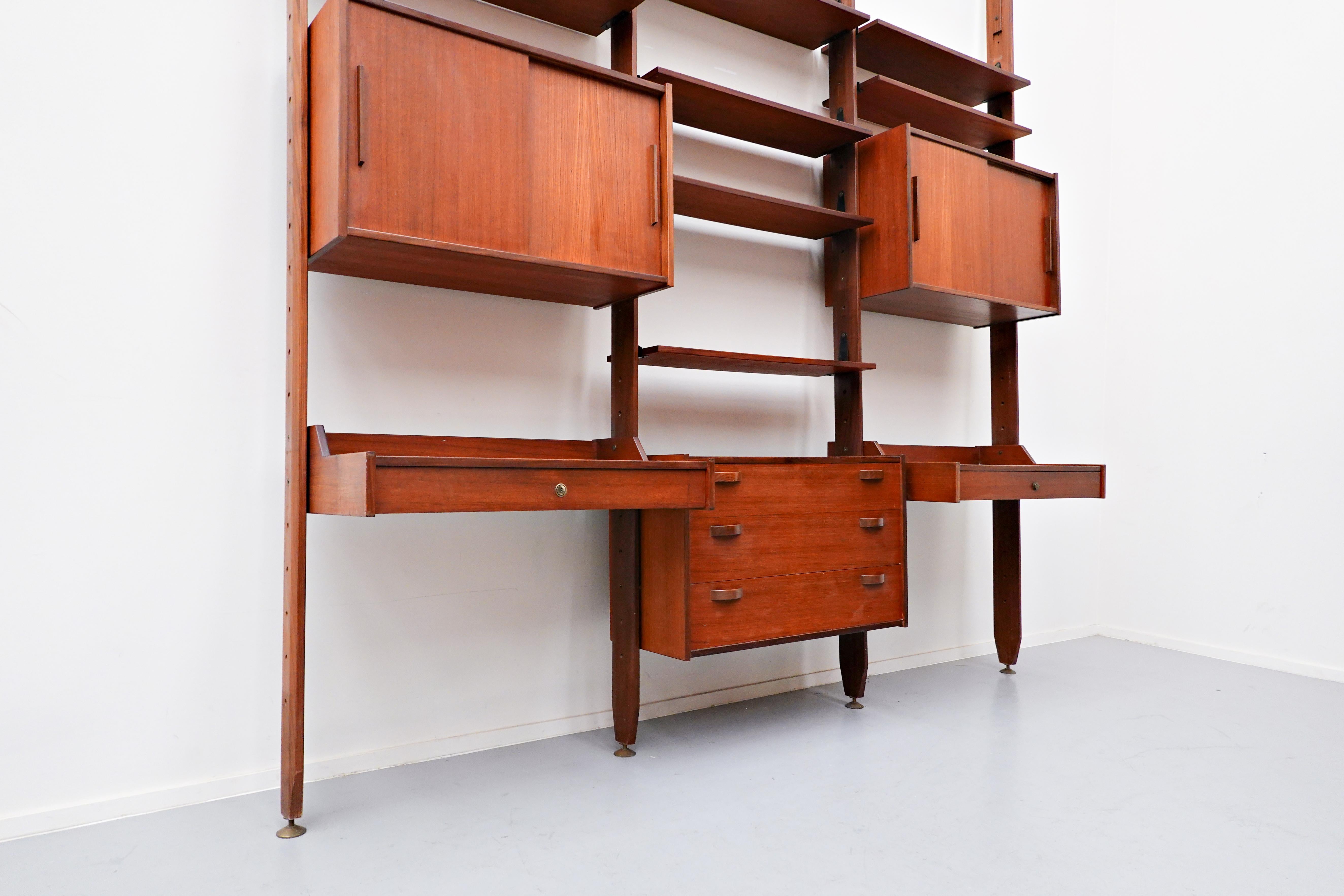 Mid-Century Modern Italian Teak Wall Unit In Good Condition In Brussels, BE