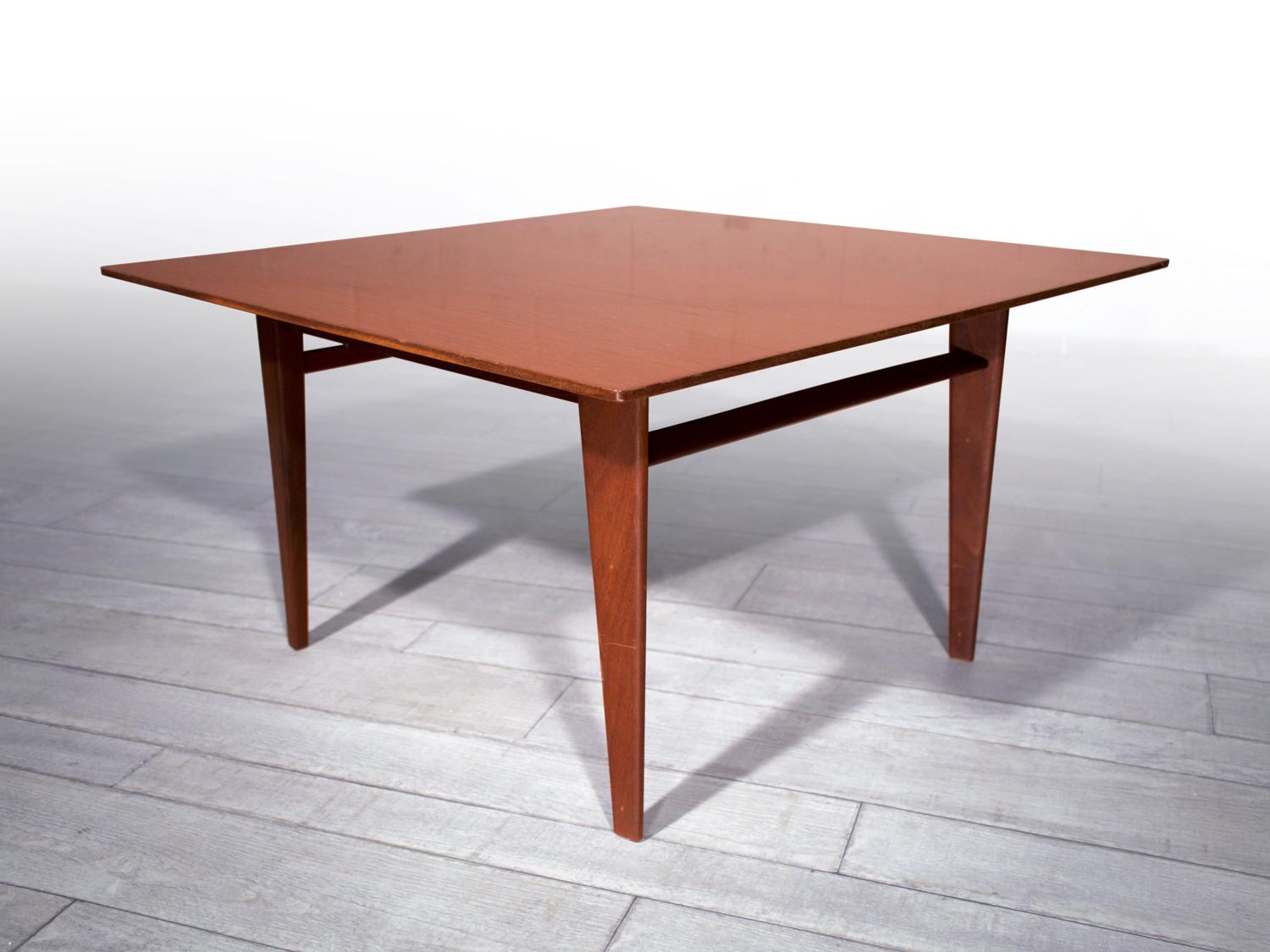 Stylish coffee table in veneered teak wood, very well designed and produced by Vittorio Dassi for Dassi Mobili Moderni in the 1950s-1960s.
It's in very good conditions of the period, with minor signs of wear consistent with age and gentle use.
All