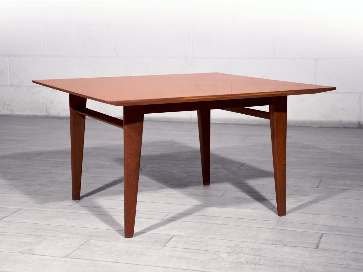 Italian Mid-Century Teak Wood Coffee Table by Vittorio Dassi, 1960s In Good Condition For Sale In Traversetolo, IT