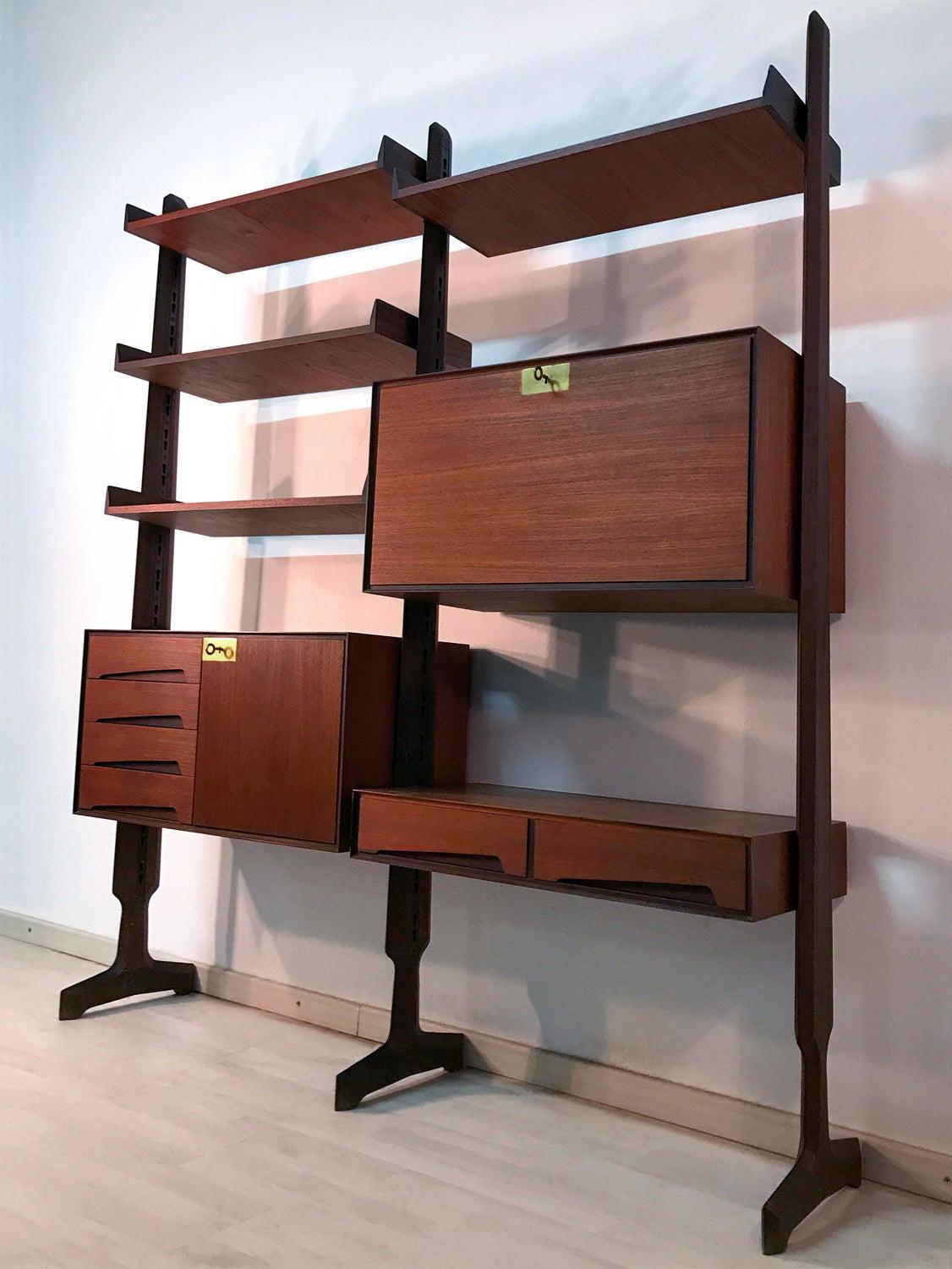 This bookcase is composed by 2 modules freestanding, suitable to be moving and placed at will in the home.
It's equipped with four shelves, one cabinet with drop-leaf door available as secretaire, one cabinet with door and drawers and also the