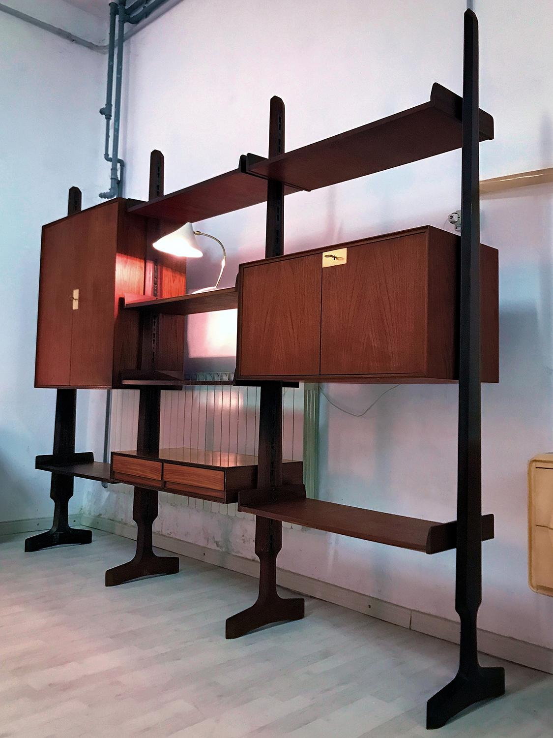 This bookcase is composed of three modules freestanding, suitable to be moving and placed at will in the home, equipped with six shelves, two cabinets with doors, and one cabinet with two drawers.
It's a versatile item that offers plenty of room