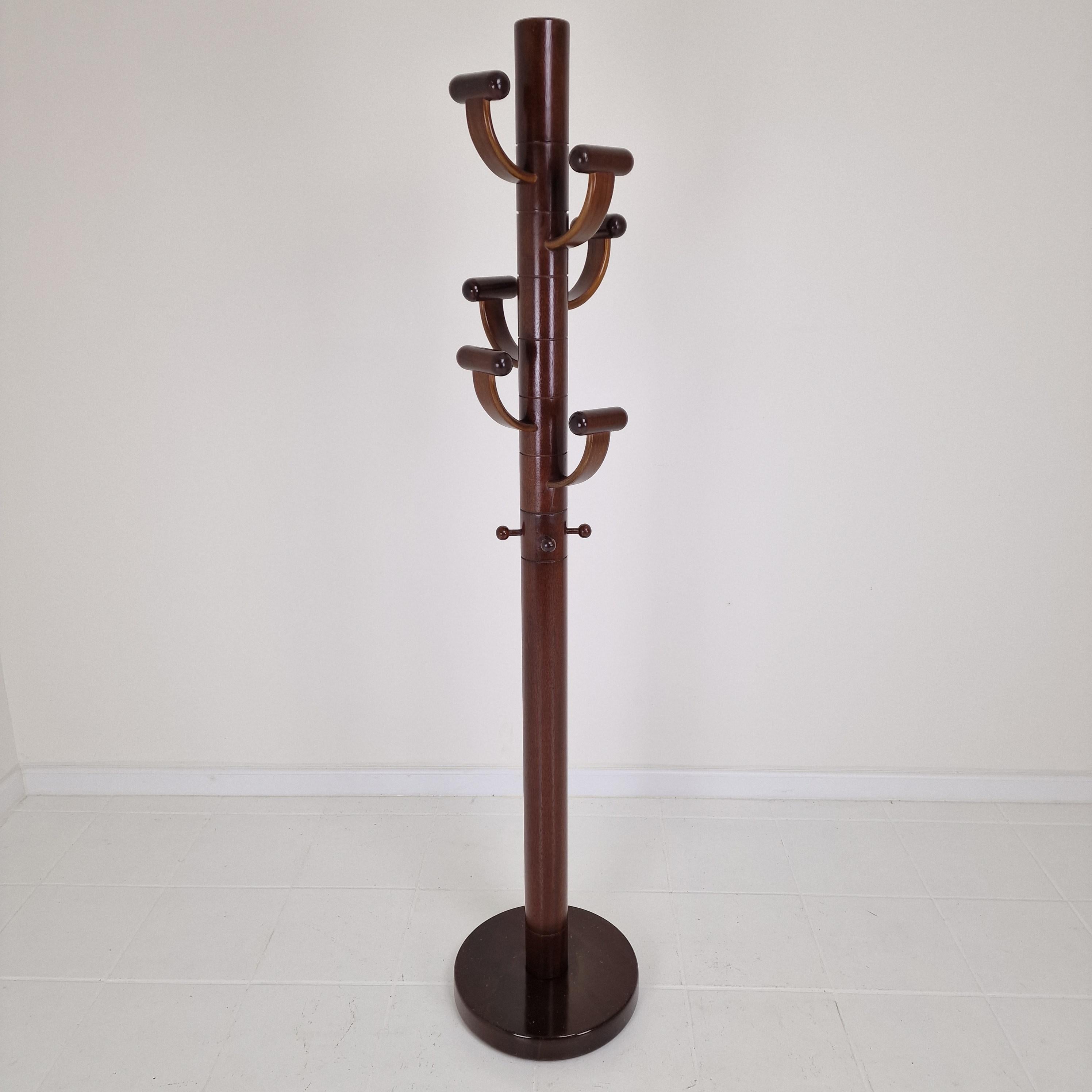 Stupendo appendiabiti italiano fabbricato negli anni '80. 

Questo appendiabiti molto stabile è realizzato in legno massiccio.

È possibile girare la parte superiore con i ganci grandi.

Presenta le normali tracce d'uso, vedi foto. 

Lavoriamo con