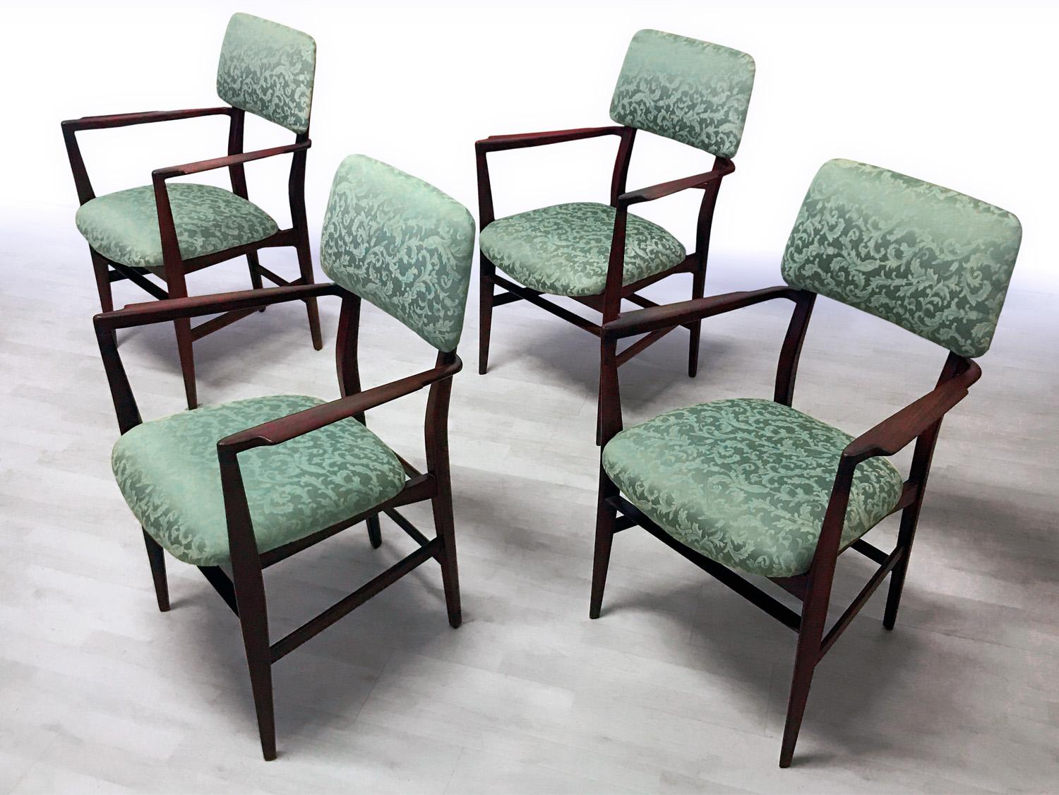 Elegant lines and solid teak wood structures for this set of four dining chairs, designed by Vittorio Dassi in the 1950s, with the collaboration of Edmondo Palutari, his internal designer of the Dassi Mobili Moderni.
The seats and backrests are