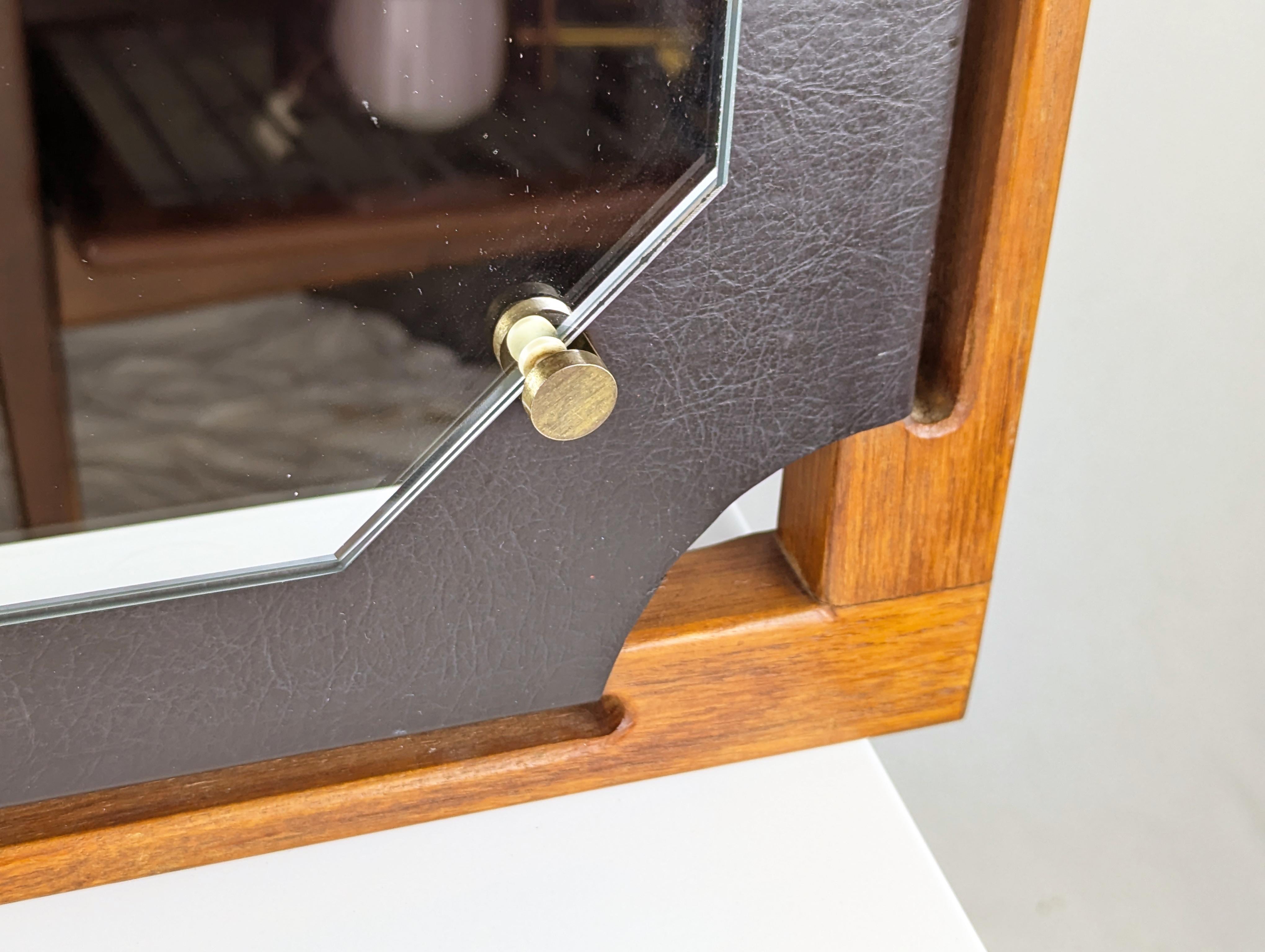 Italian teakwood & black skai 1960s wall mirror In Good Condition For Sale In Varese, Lombardia