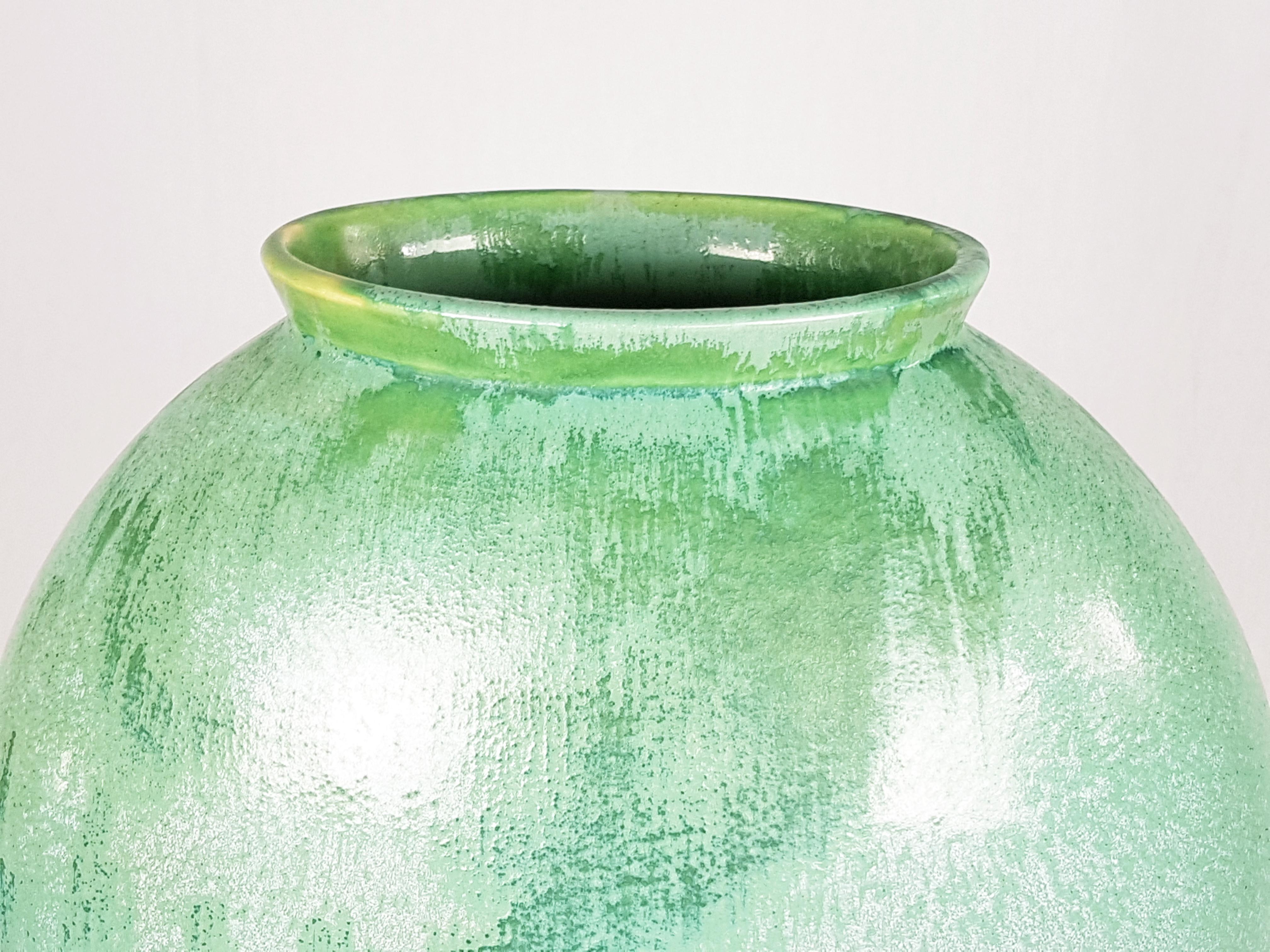 Green ceramic vase design by Guido Andloviz for S.C.I. Laveno in the 1940s.
Very good condition.