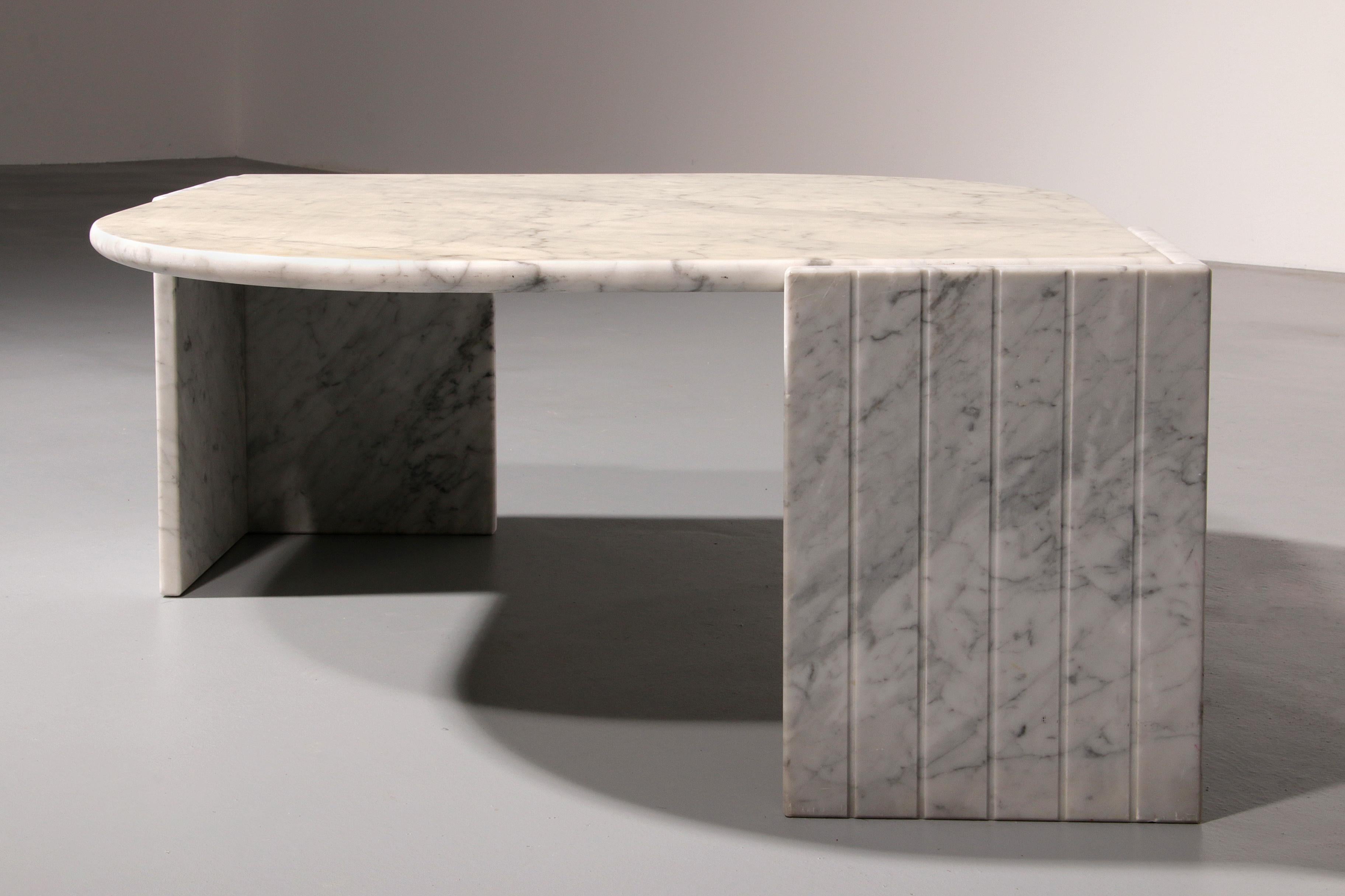 Mesa de centro italiana de mármol en forma de lágrima, años 80 en venta 4