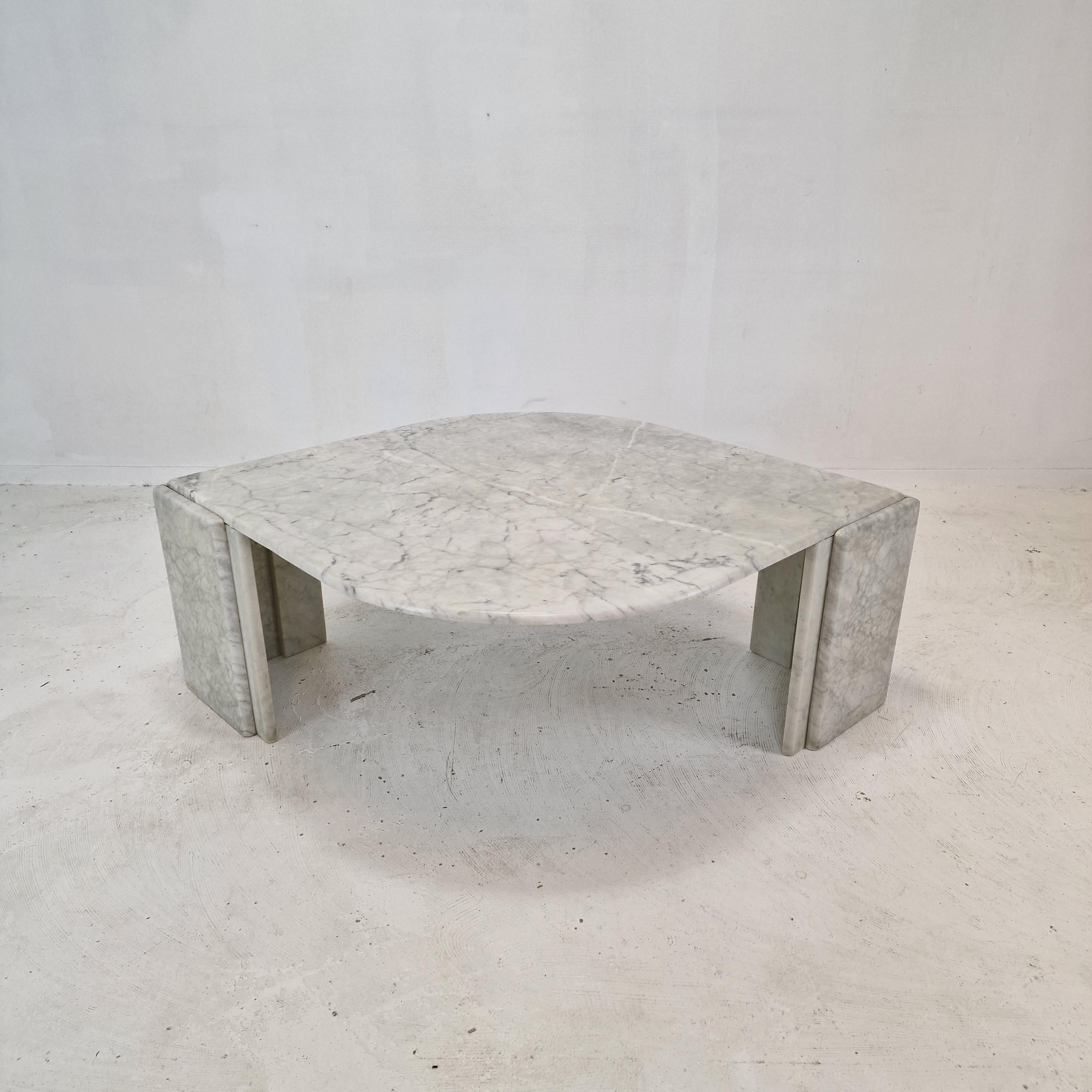 Outstanding Italian coffee table handcrafted out of marble, 1980s.

The teardrop shaped top and the two feet are made of very beautiful marble.
The fabulous marble features a very nice pattern.

It has the normal traces of use, see the
