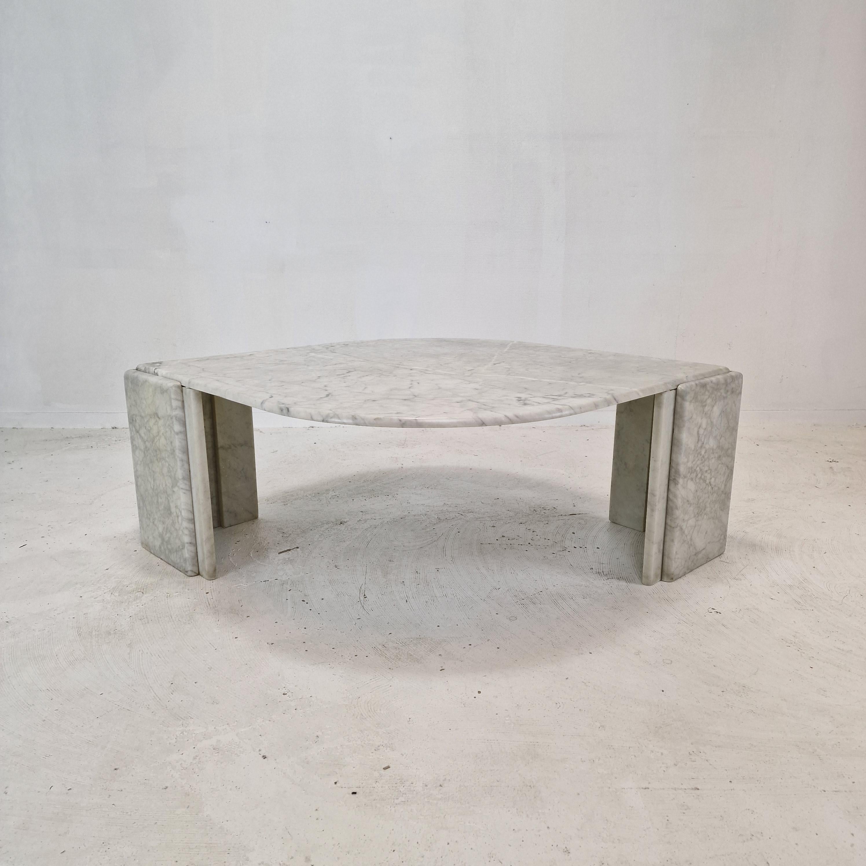 Mid-Century Modern Table basse italienne en marbre en forme de goutte d'eau, années 1980 en vente